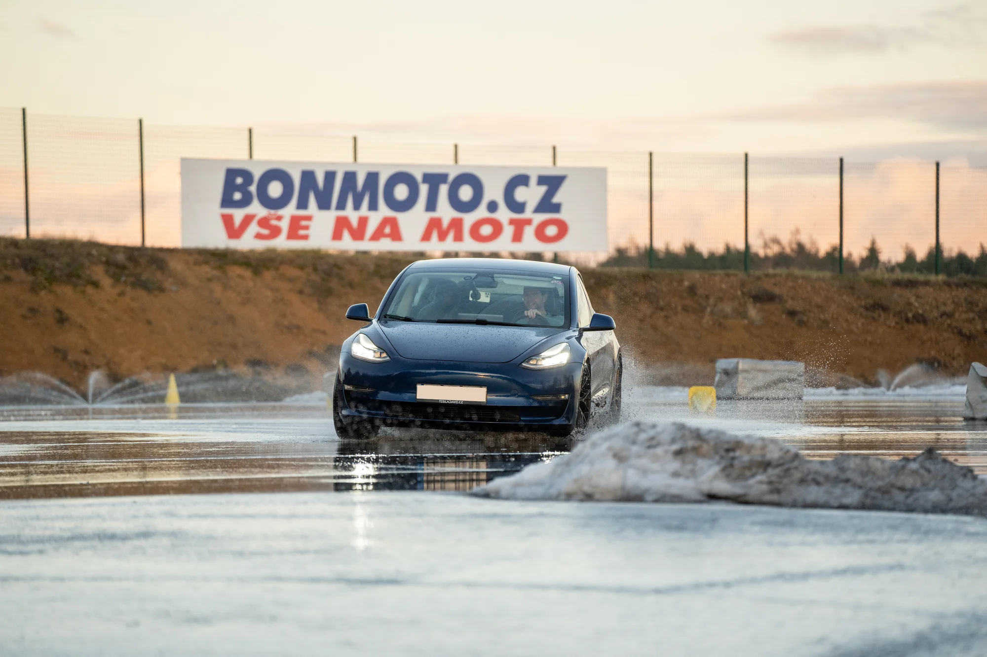 Svezení driftem na polygonu v moderní Tesle 3 Performance: 1 až 20 kol i pro více osob