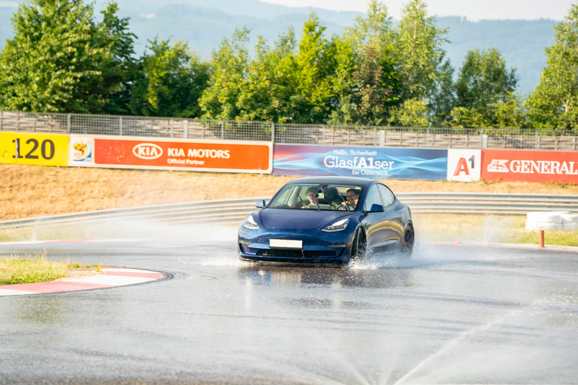 Svezení driftem na polygonu v moderní Tesle 3 Performance: 1 až 20 kol i pro více osob