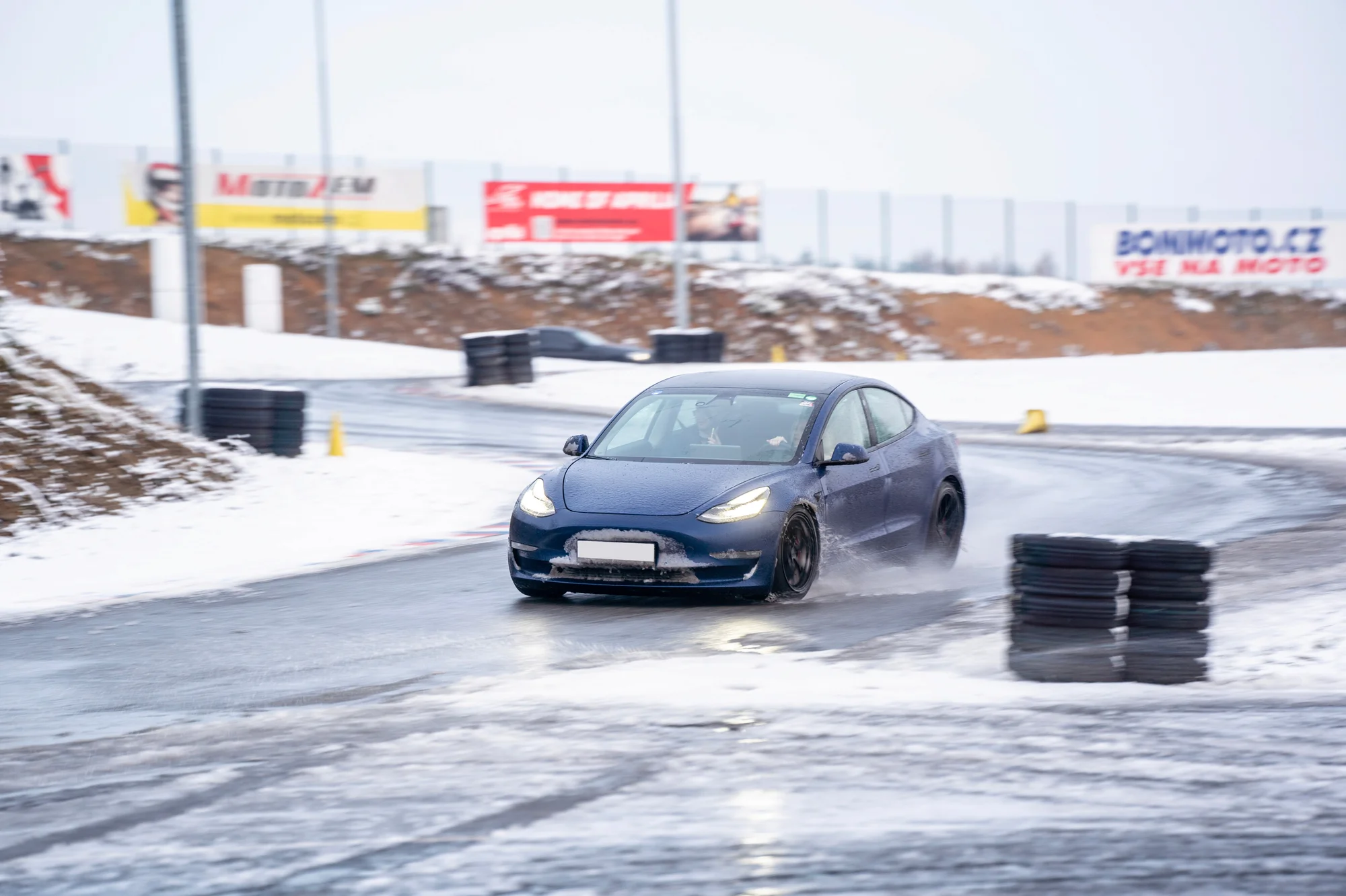 Svezení driftem na polygonu v moderní Tesle 3 Performance: 1 až 20 kol i pro více osob