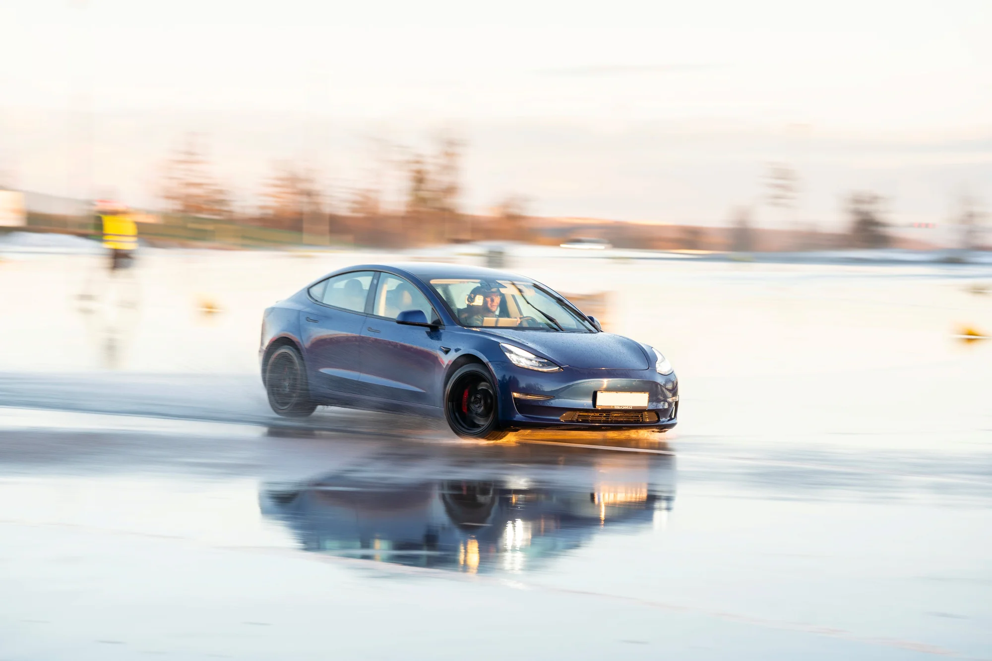 Svezení driftem na polygonu v moderní Tesle 3 Performance: 1 až 20 kol i pro více osob