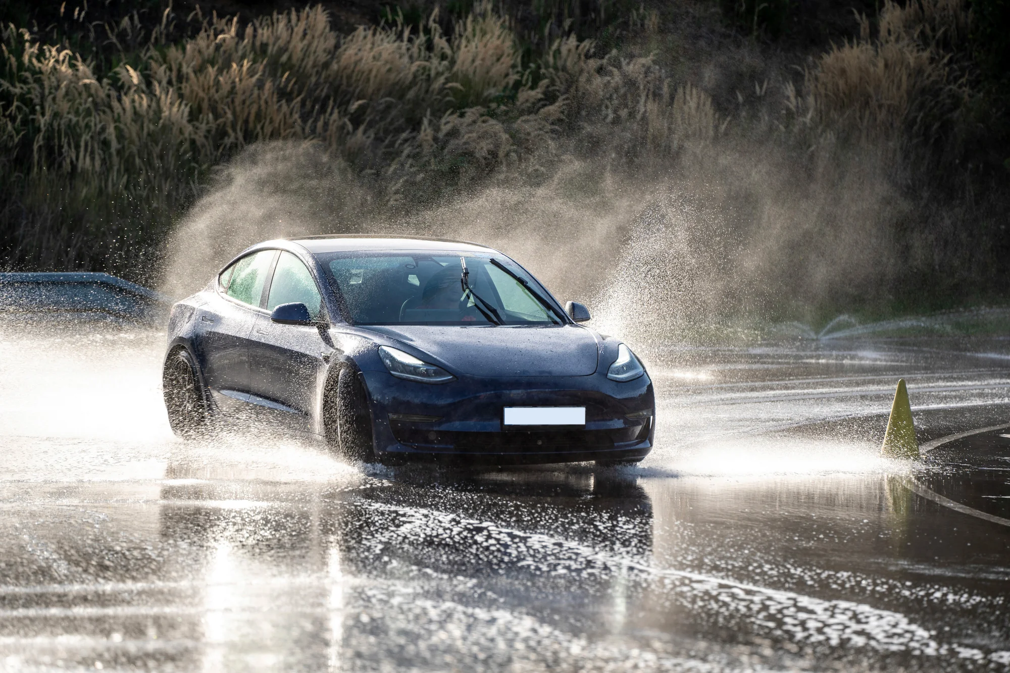 Svezení driftem na polygonu v moderní Tesle 3 Performance: 1 až 20 kol i pro více osob
