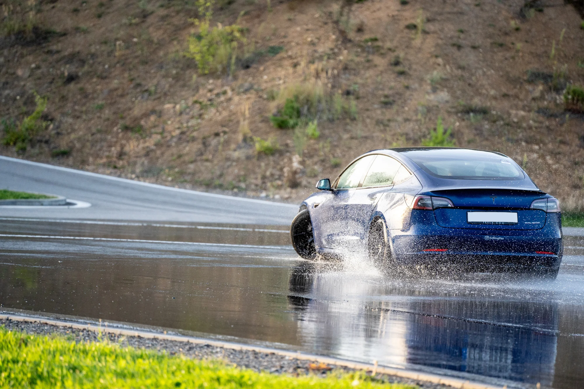 Svezení driftem na polygonu v moderní Tesle 3 Performance: 1 až 20 kol i pro více osob