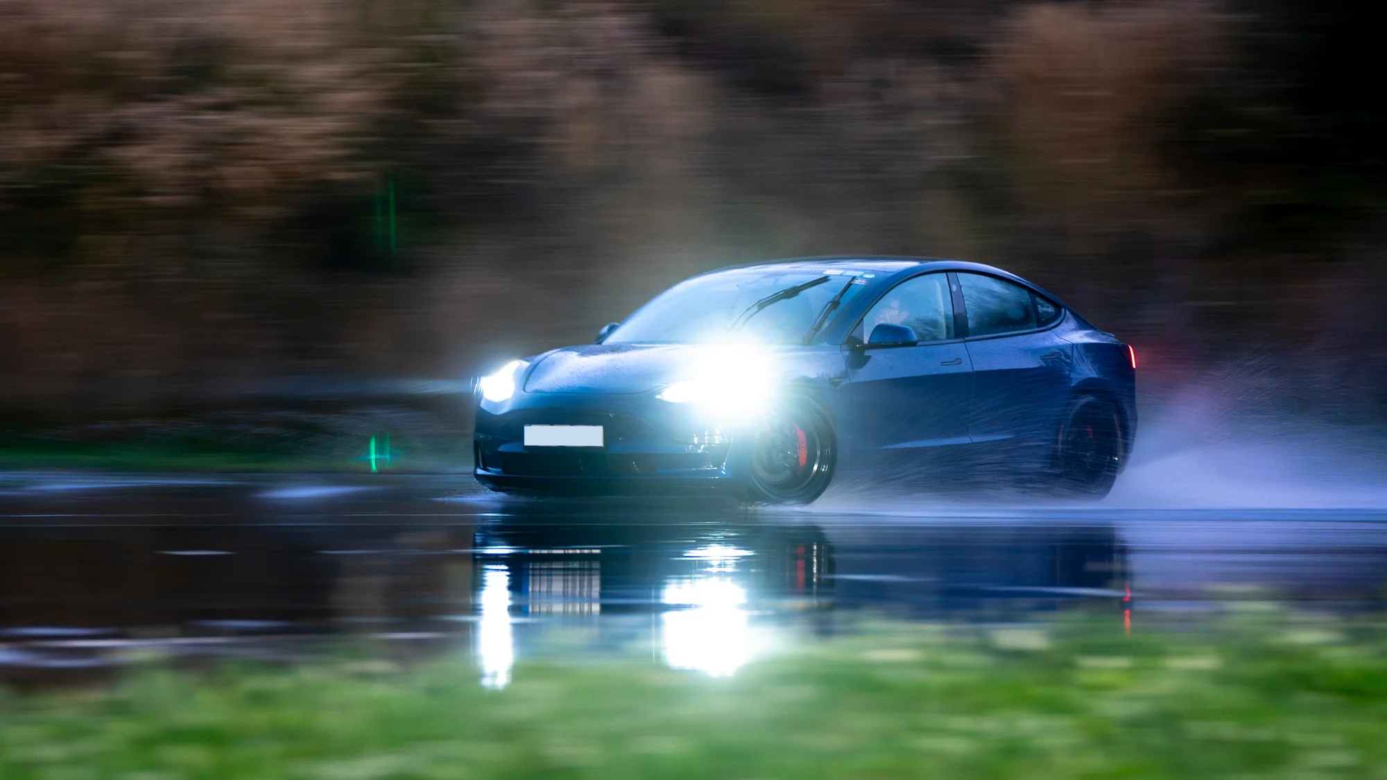 Svezení driftem na polygonu v moderní Tesle 3 Performance: 1 až 20 kol i pro více osob