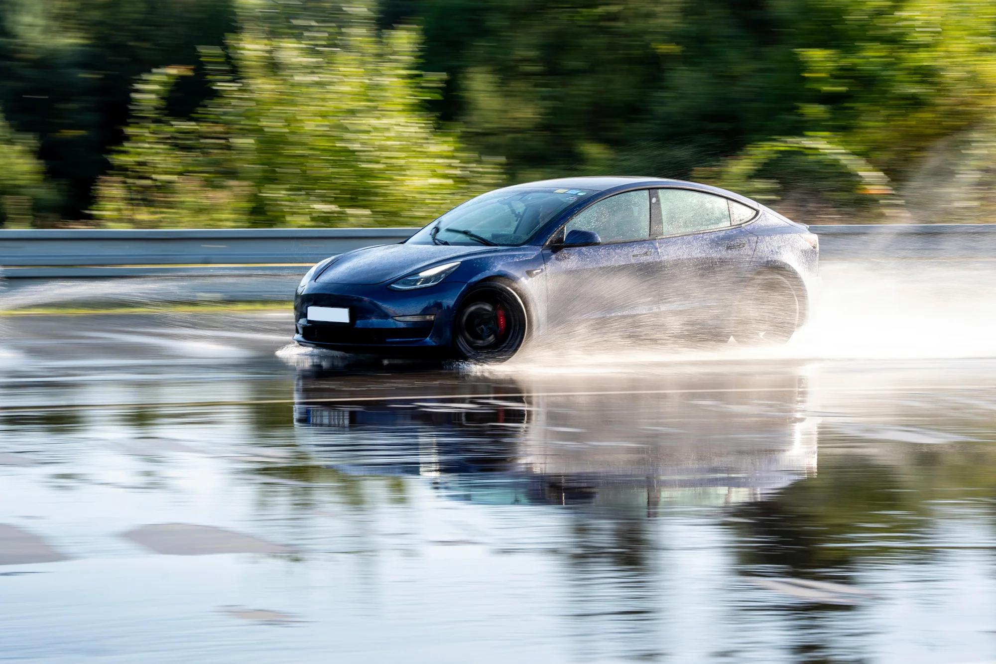 Svezení driftem na polygonu v moderní Tesle 3 Performance: 1 až 20 kol i pro více osob