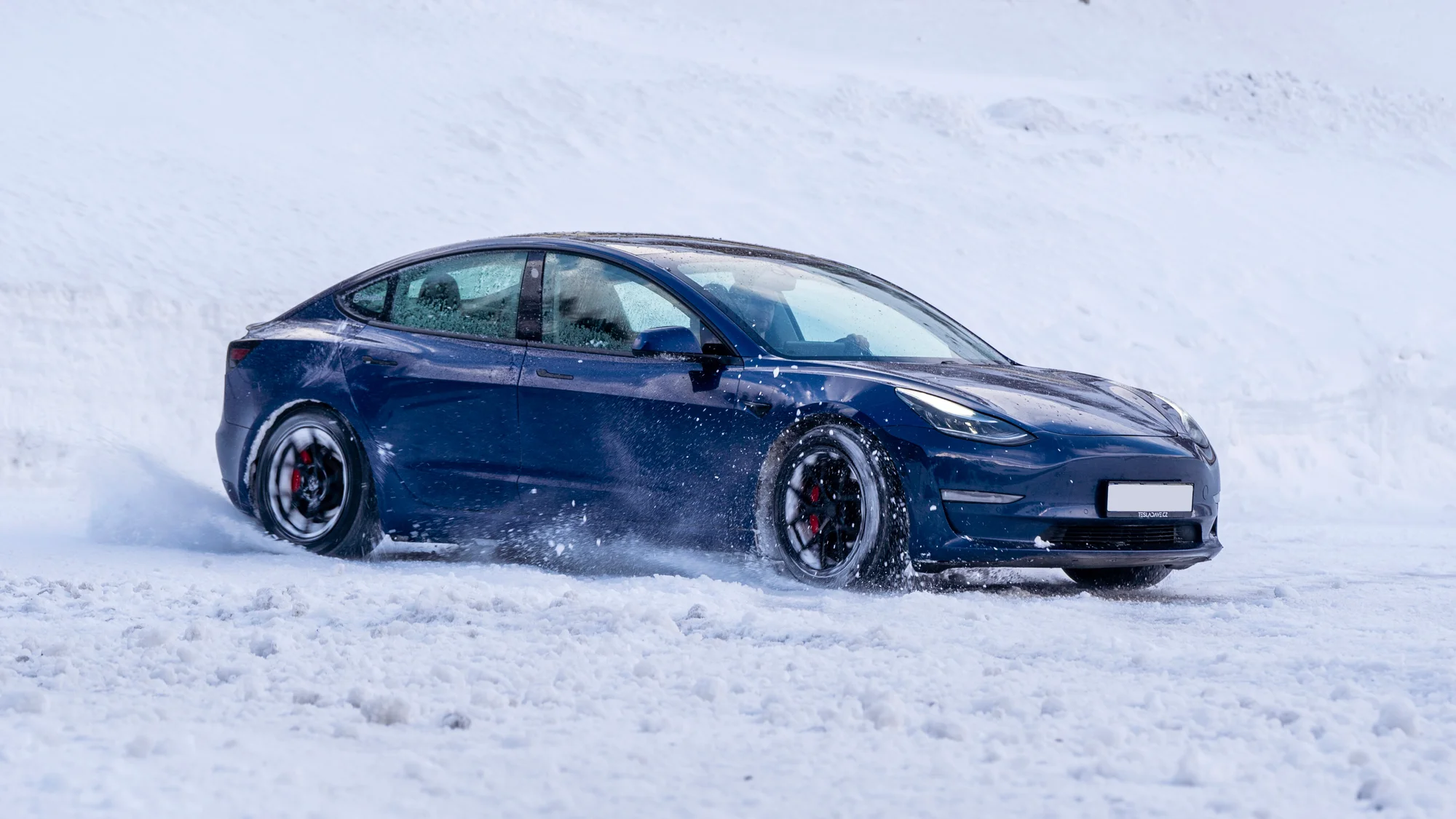 Svezení driftem na polygonu v moderní Tesle 3 Performance: 1 až 20 kol i pro více osob