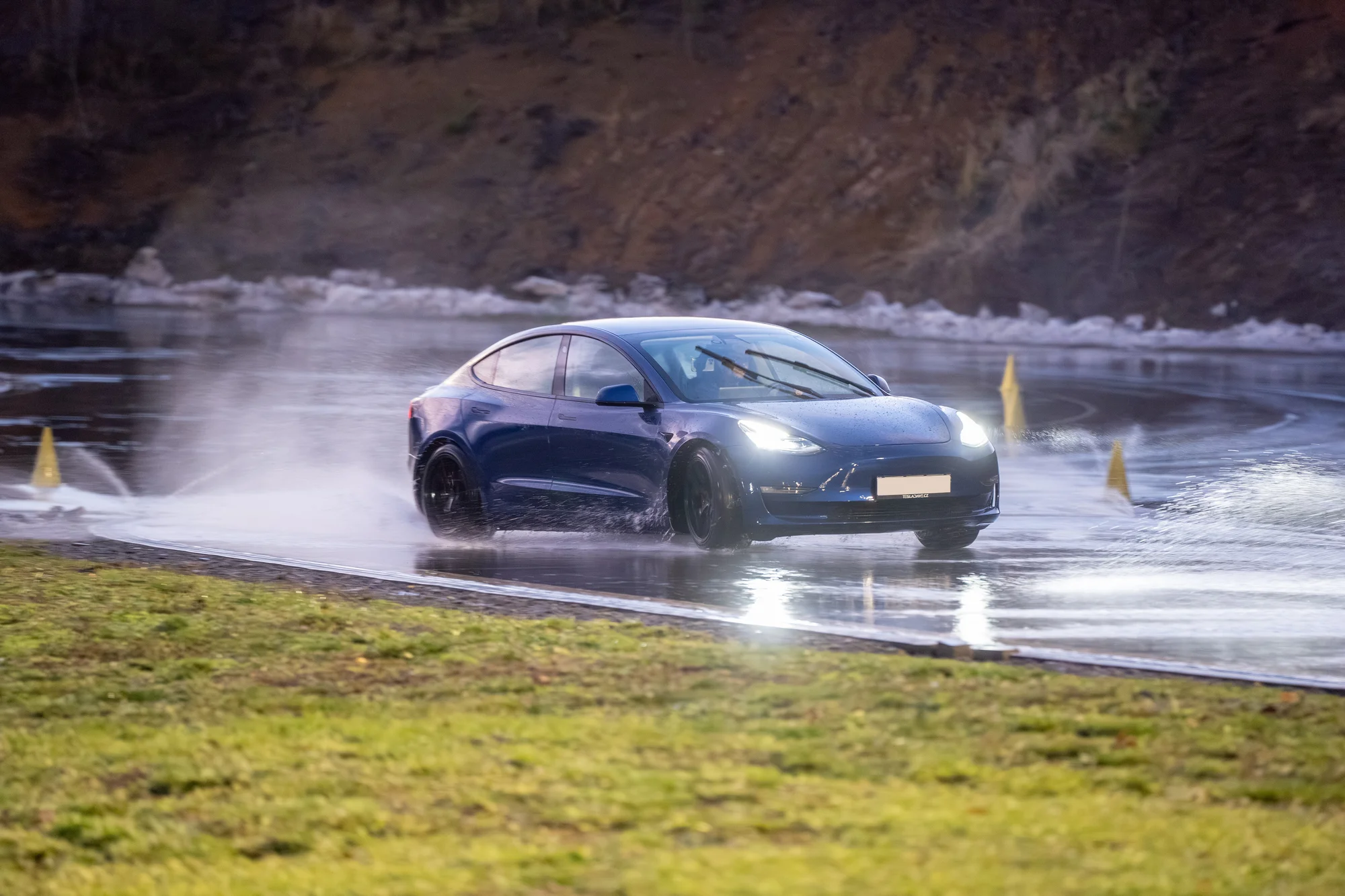 Svezení driftem na polygonu v moderní Tesle 3 Performance: 1 až 20 kol i pro více osob