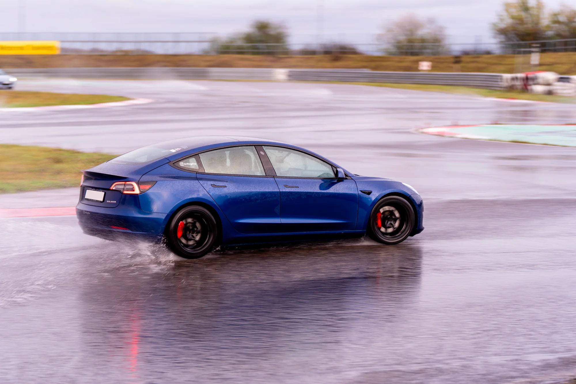 Svezení driftem na polygonu v moderní Tesle 3 Performance: 1 až 20 kol i pro více osob