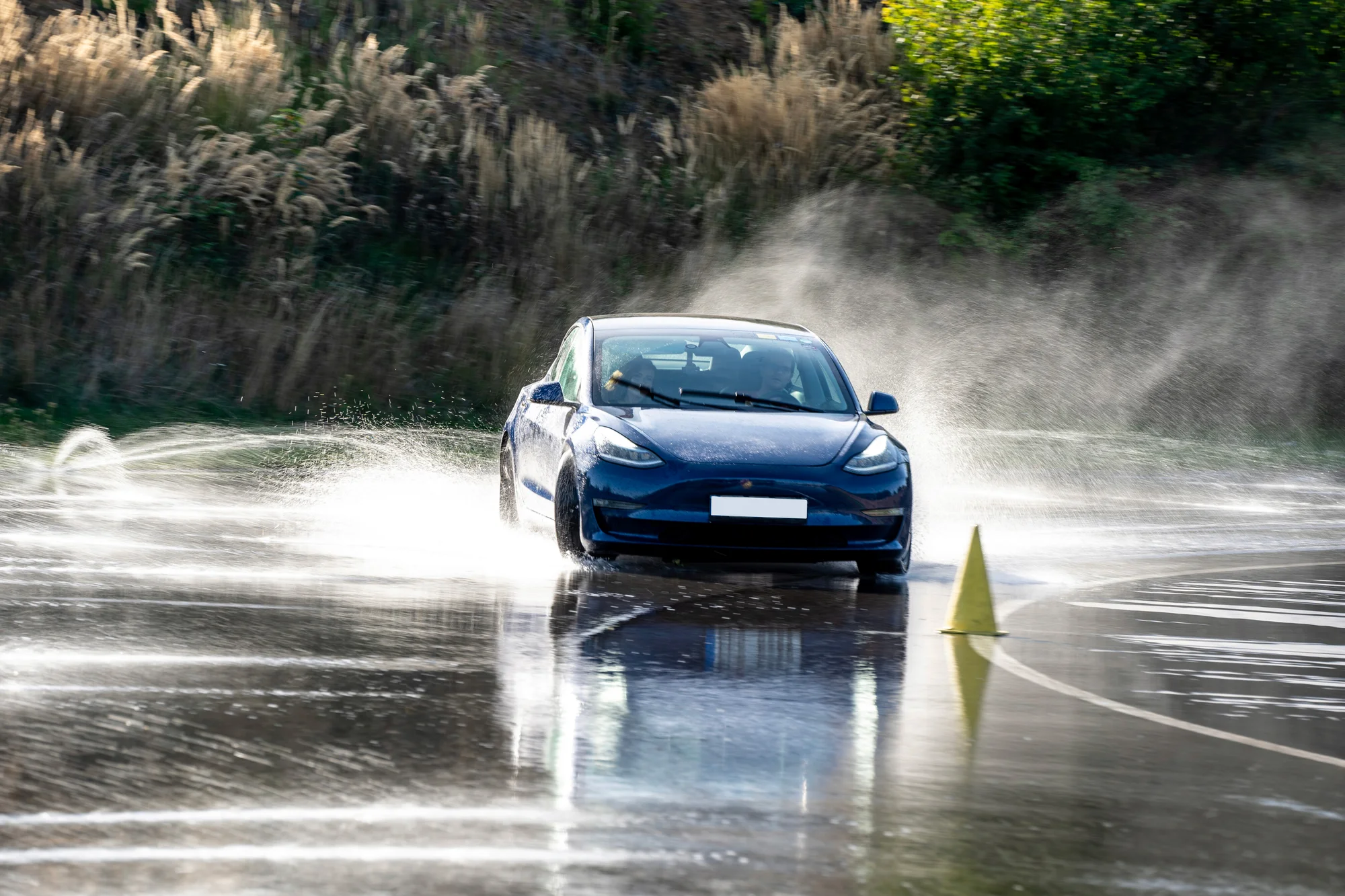 Svezení driftem na polygonu v moderní Tesle 3 Performance: 1 až 20 kol i pro více osob