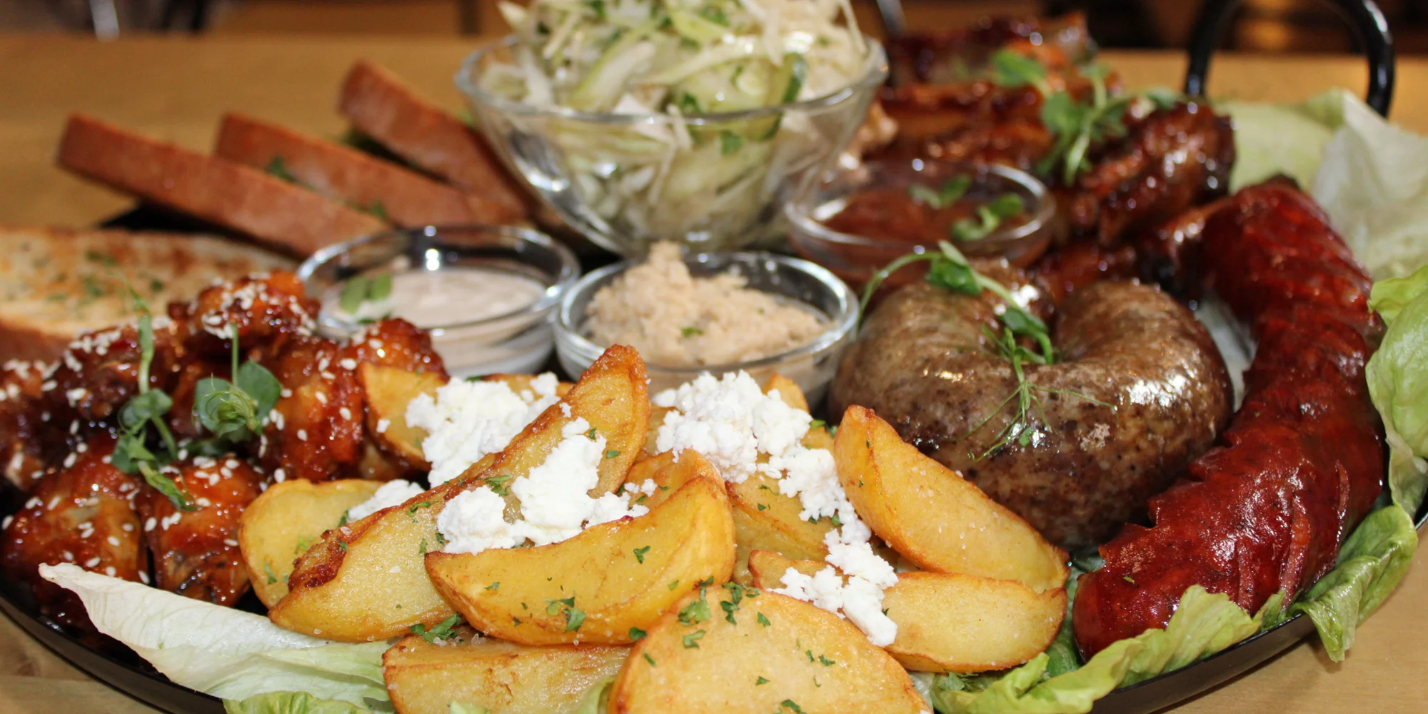 Masové prkno pro 2 osoby v ukrajinské restauraci: žebra, křídla i klobásy