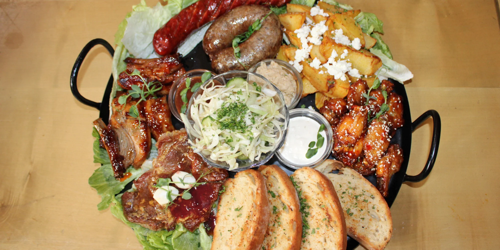 Masové prkno pro 2 osoby v ukrajinské restauraci: žebra, křídla i klobásy