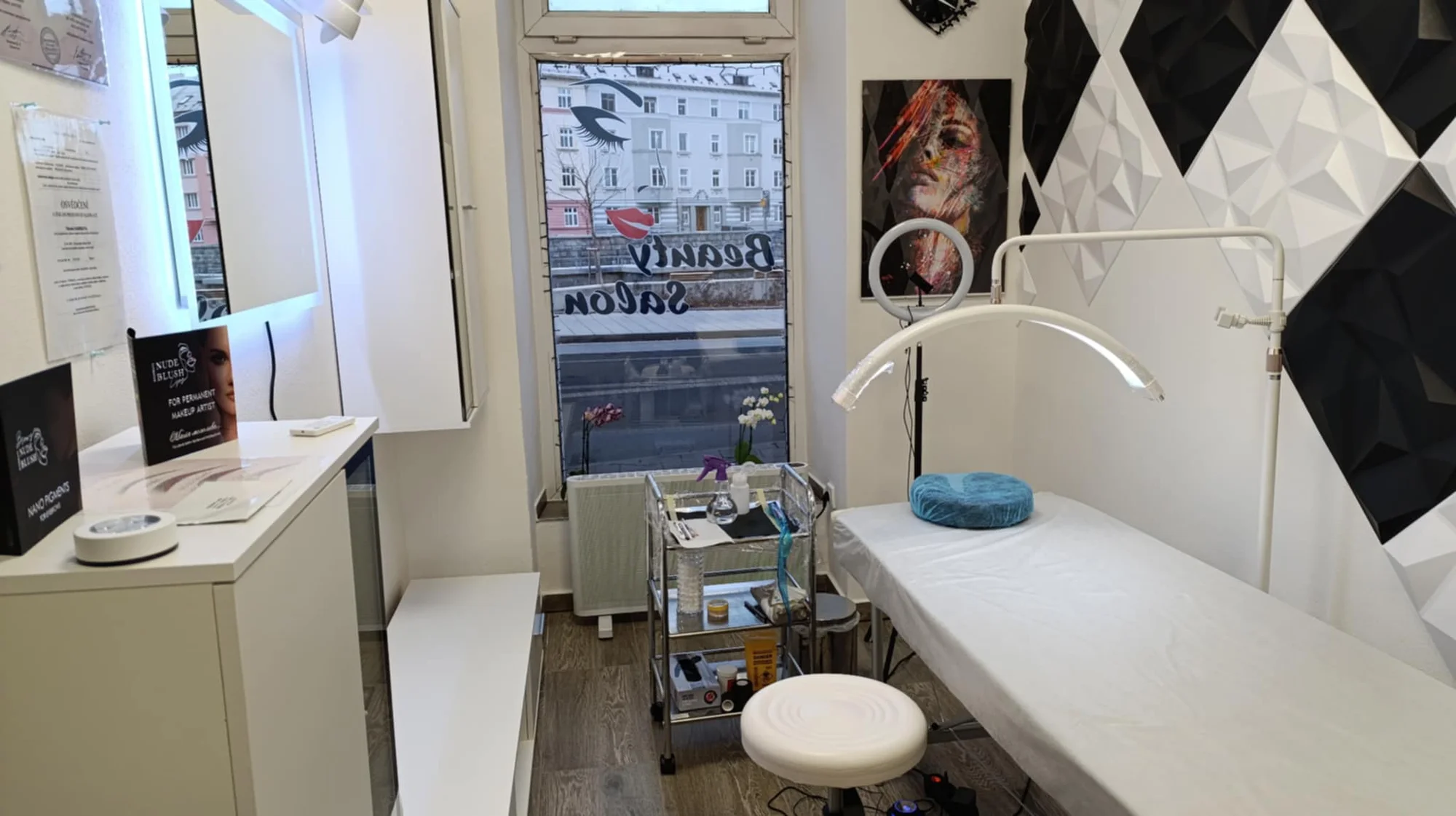 Perfektně nalíčená každý den: permanentní make-up očních linek, rtů i obočí