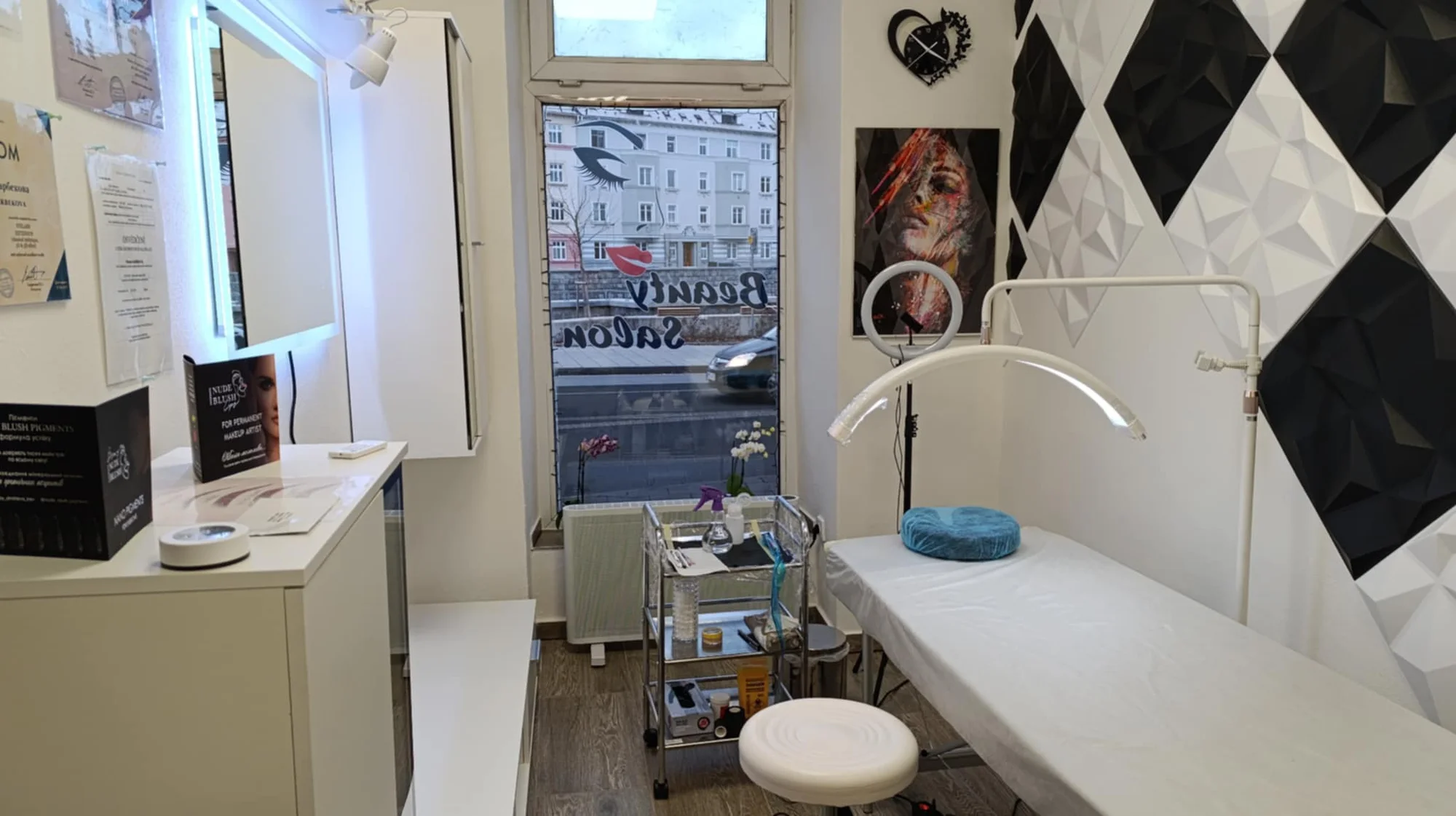 Perfektně nalíčená každý den: permanentní make-up očních linek, rtů i obočí