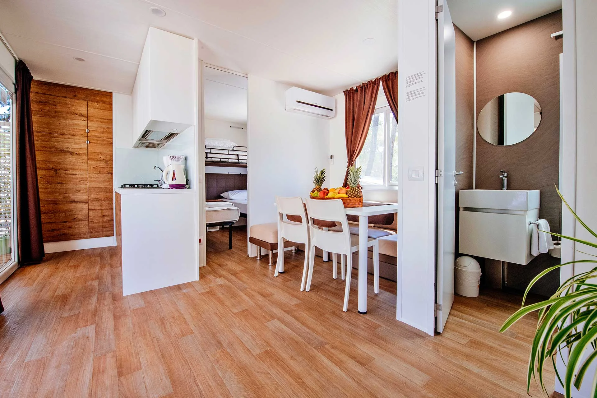 Resort v chorvatském Zatonu: mobilhome až pro 7 os., 400 m na pláž, bazény a zábava, možnost polopenze