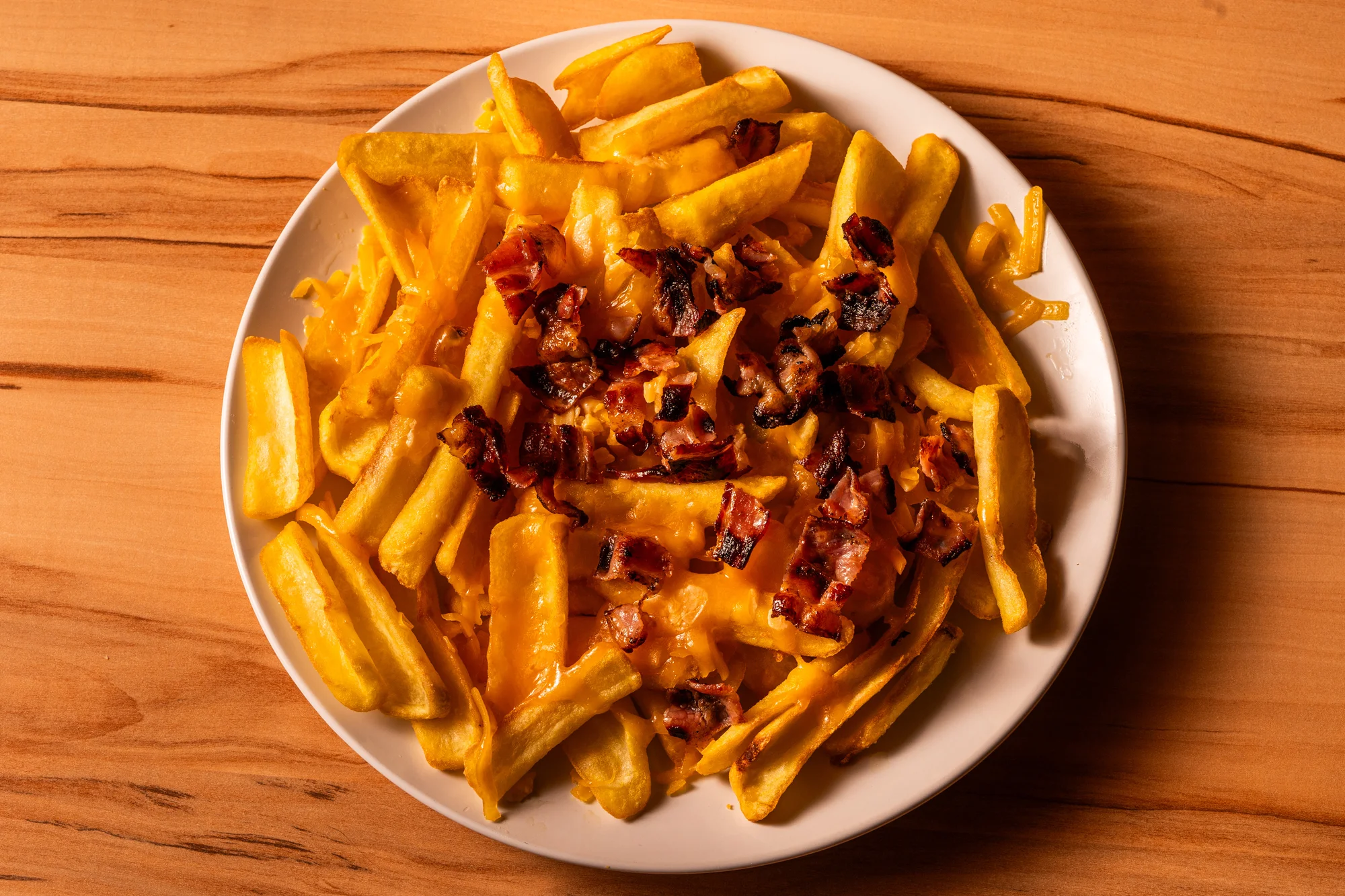 Hovězí, kuřecí i vege burgery, tortily, stripsy, smažáky, saláty i výběr z příloh
