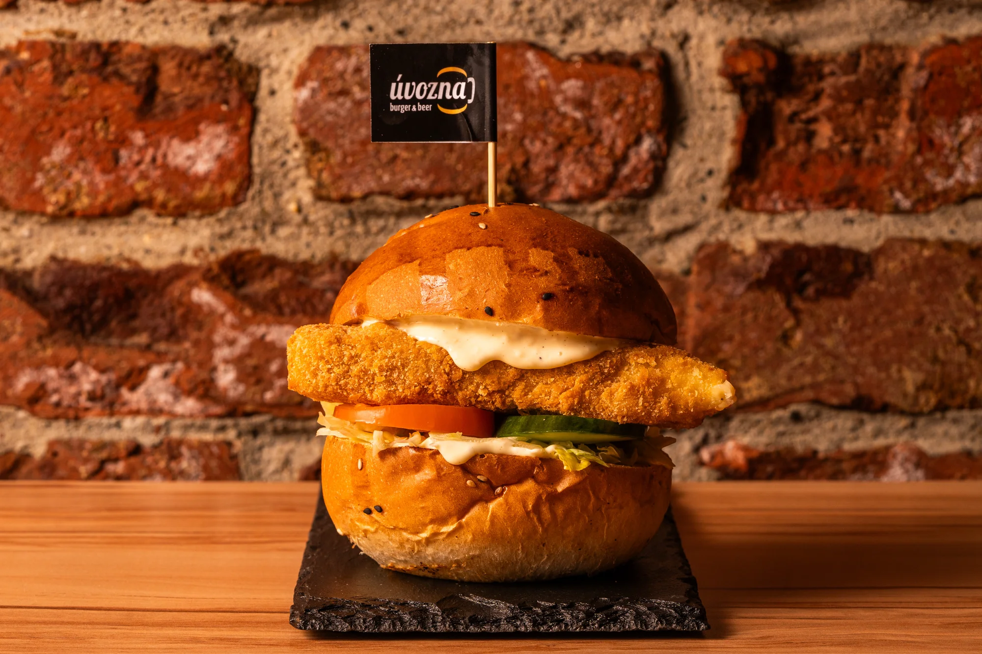 Hovězí, kuřecí i vege burgery, tortily, stripsy, smažáky, saláty i výběr z příloh
