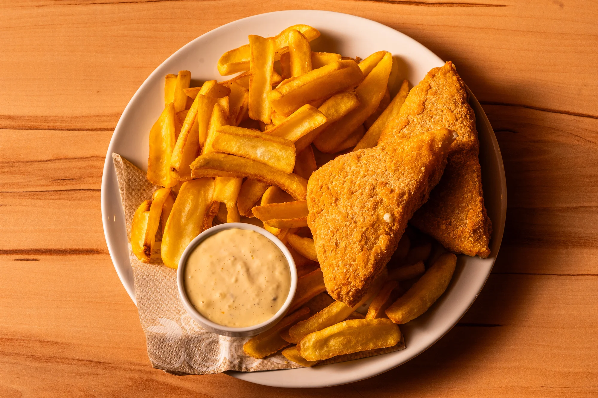Hovězí, kuřecí i vege burgery, tortily, stripsy, smažáky, saláty i výběr z příloh