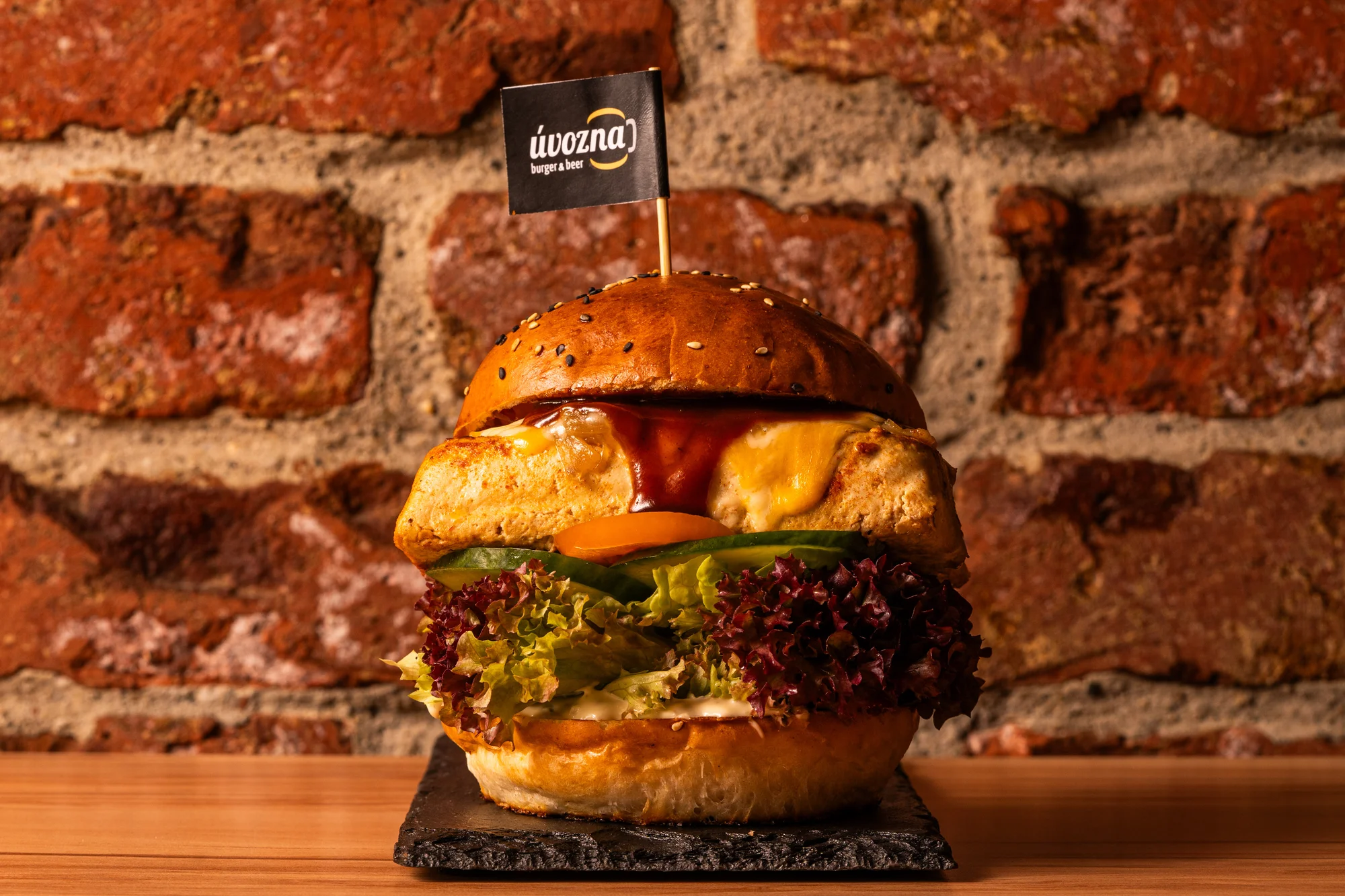 Hovězí, kuřecí i vege burgery, tortily, stripsy, smažáky, saláty i výběr z příloh