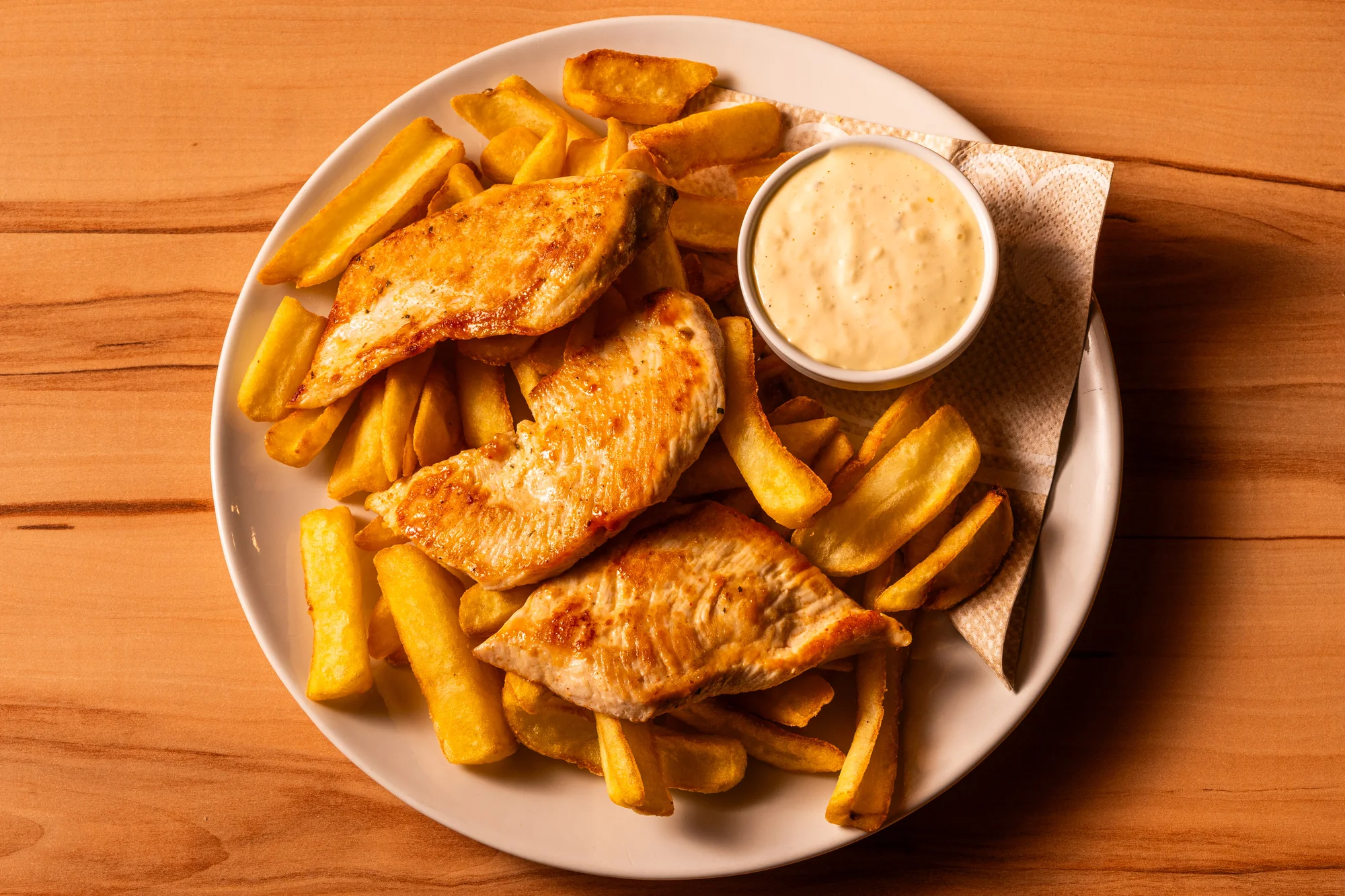 Hovězí, kuřecí i vege burgery, tortily, stripsy, smažáky, saláty i výběr z příloh