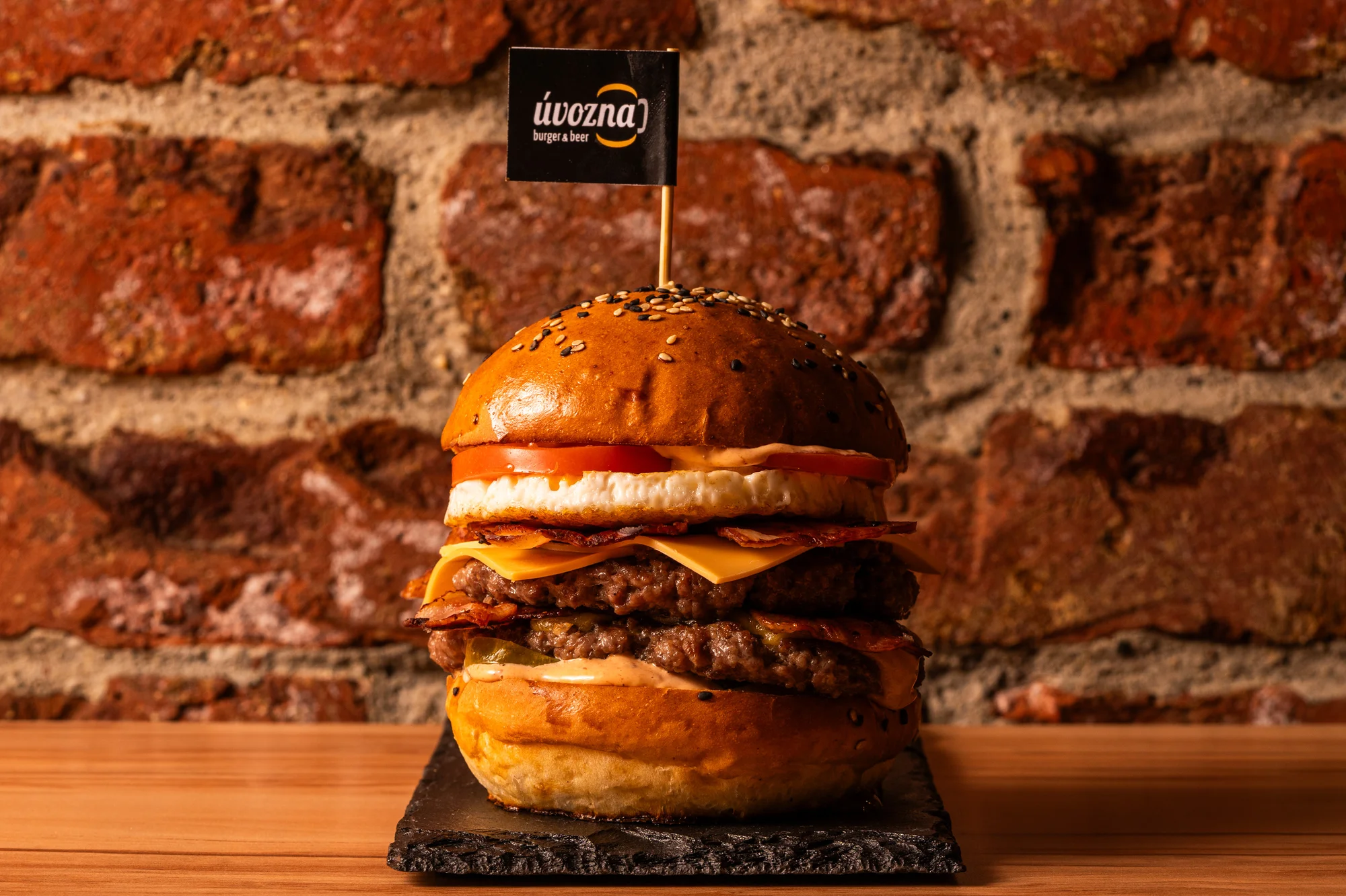 Hovězí, kuřecí i vege burgery, tortily, stripsy, smažáky, saláty i výběr z příloh