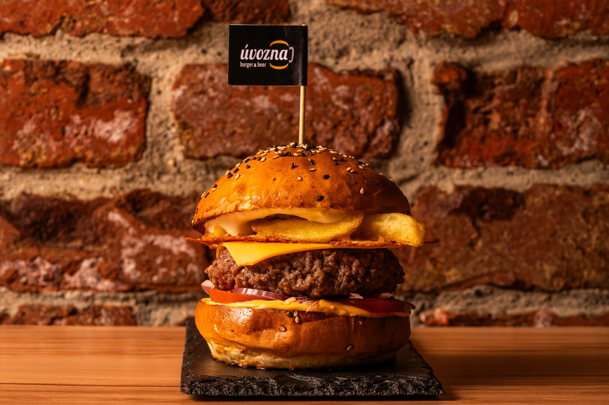 Hovězí, kuřecí i vege burgery, tortily, stripsy, smažáky, saláty i výběr z příloh