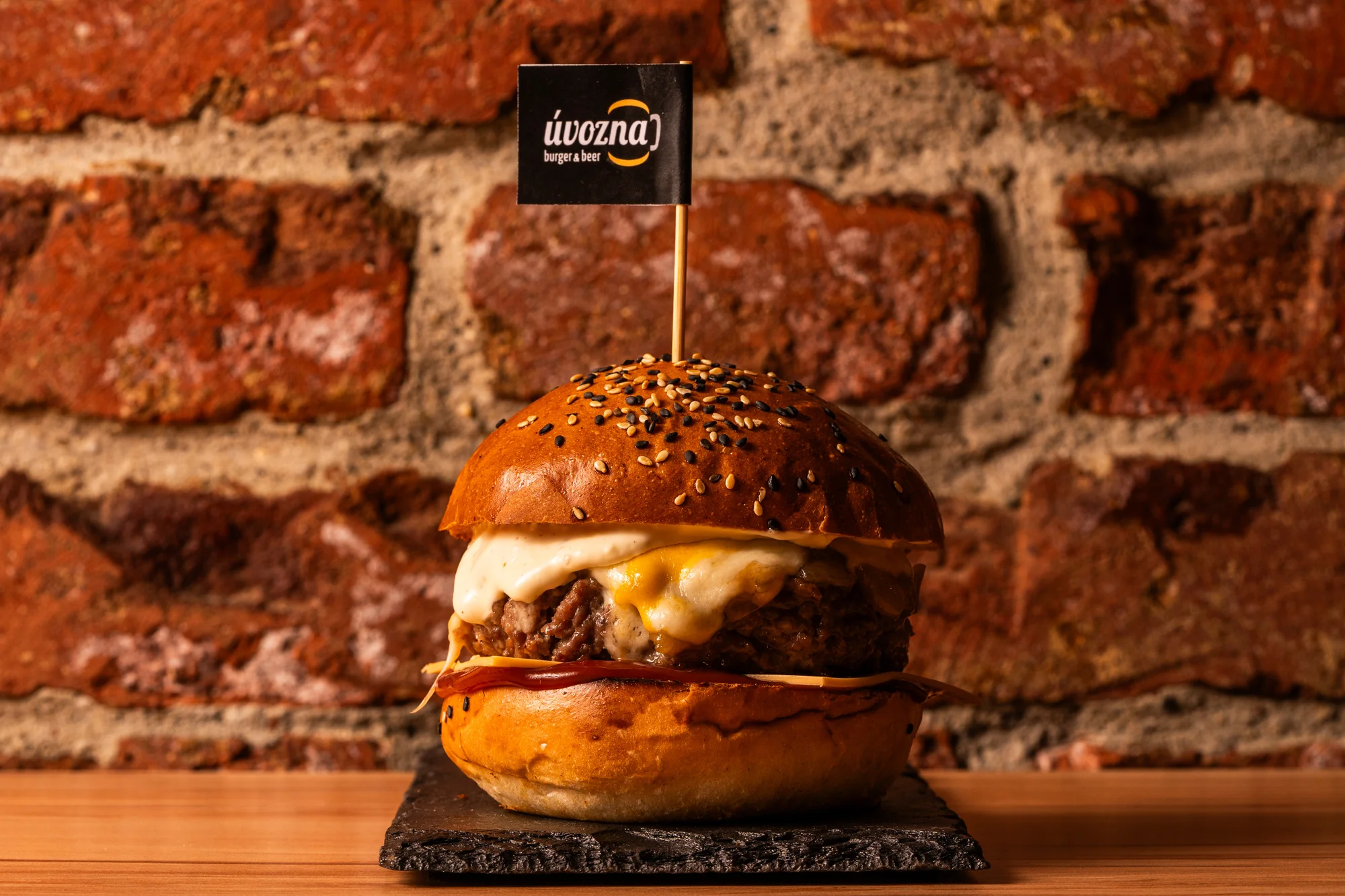 Hovězí, kuřecí i vege burgery, tortily, stripsy, smažáky, saláty i výběr z příloh