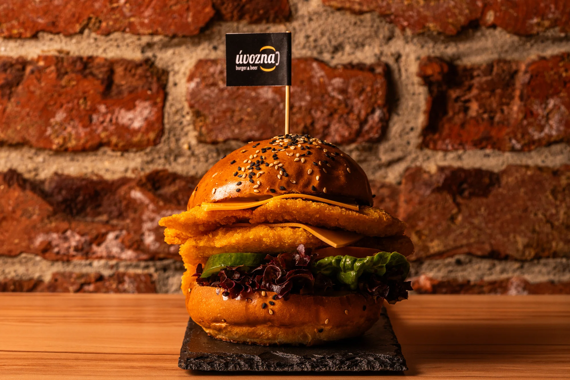 Hovězí, kuřecí i vege burgery, tortily, stripsy, smažáky, saláty i výběr z příloh