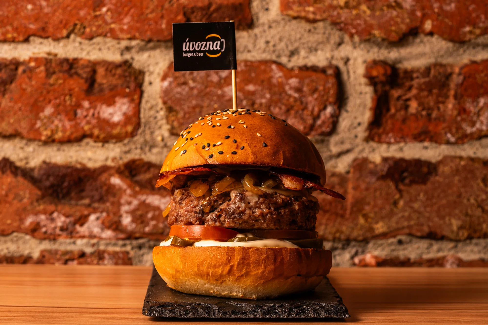Hovězí, kuřecí i vege burgery, tortily, stripsy, smažáky, saláty i výběr z příloh