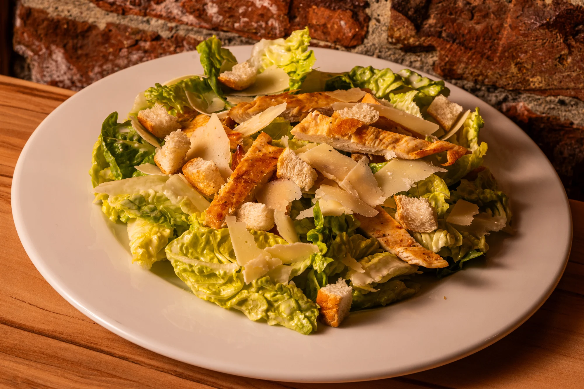 Hovězí, kuřecí i vege burgery, tortily, stripsy, smažáky, saláty i výběr z příloh