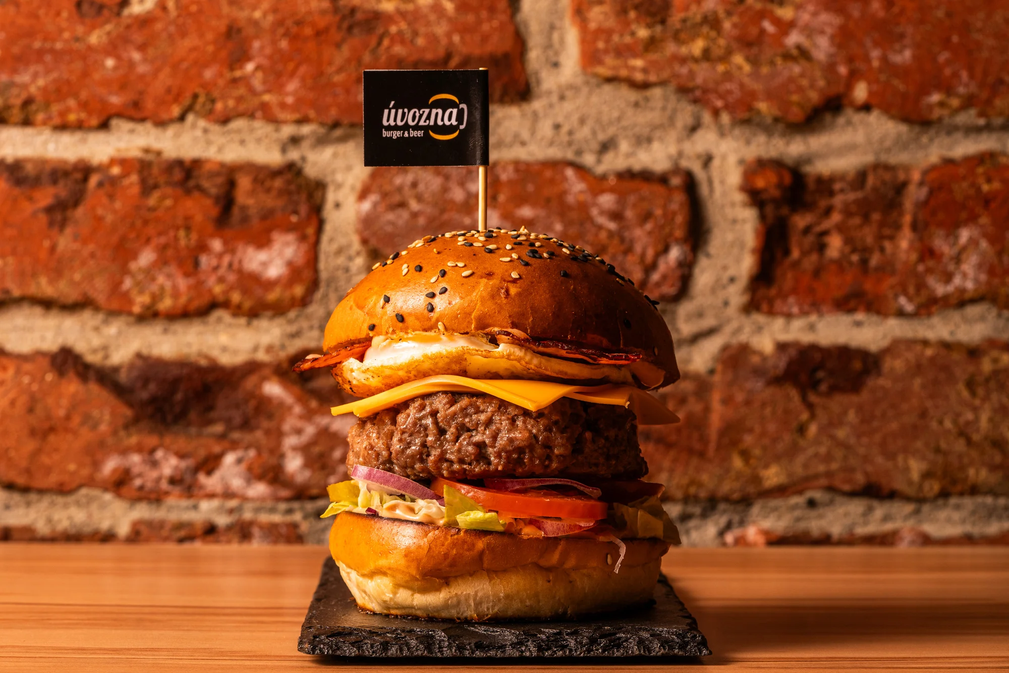 Hovězí, kuřecí i vege burgery, tortily, stripsy, smažáky, saláty i výběr z příloh