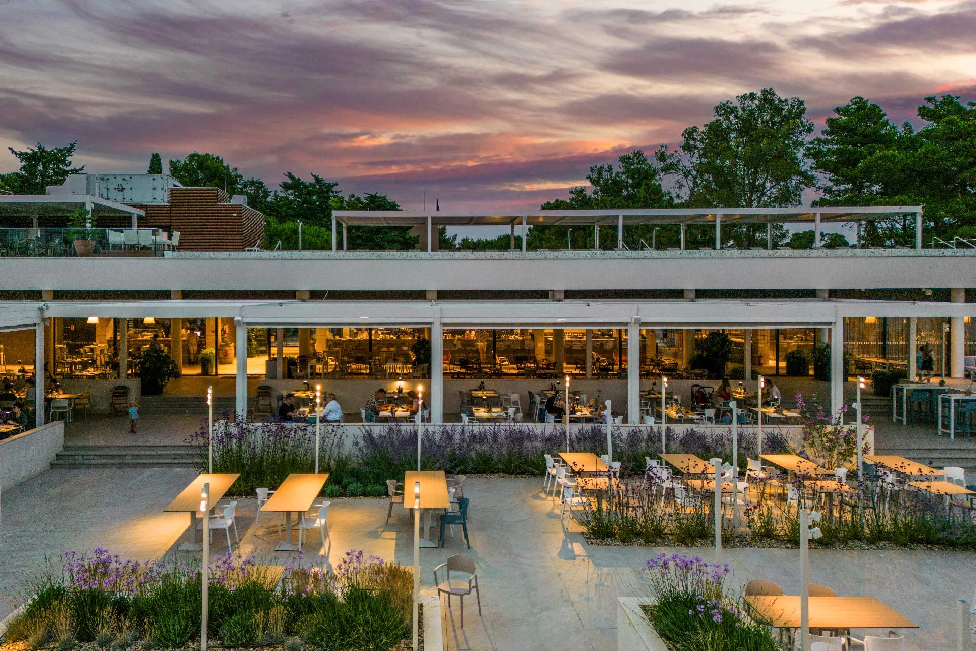 Resort v chorvatském Zatonu: mobilhome až pro 7 os., 400 m na pláž, bazény a zábava, možnost polopenze