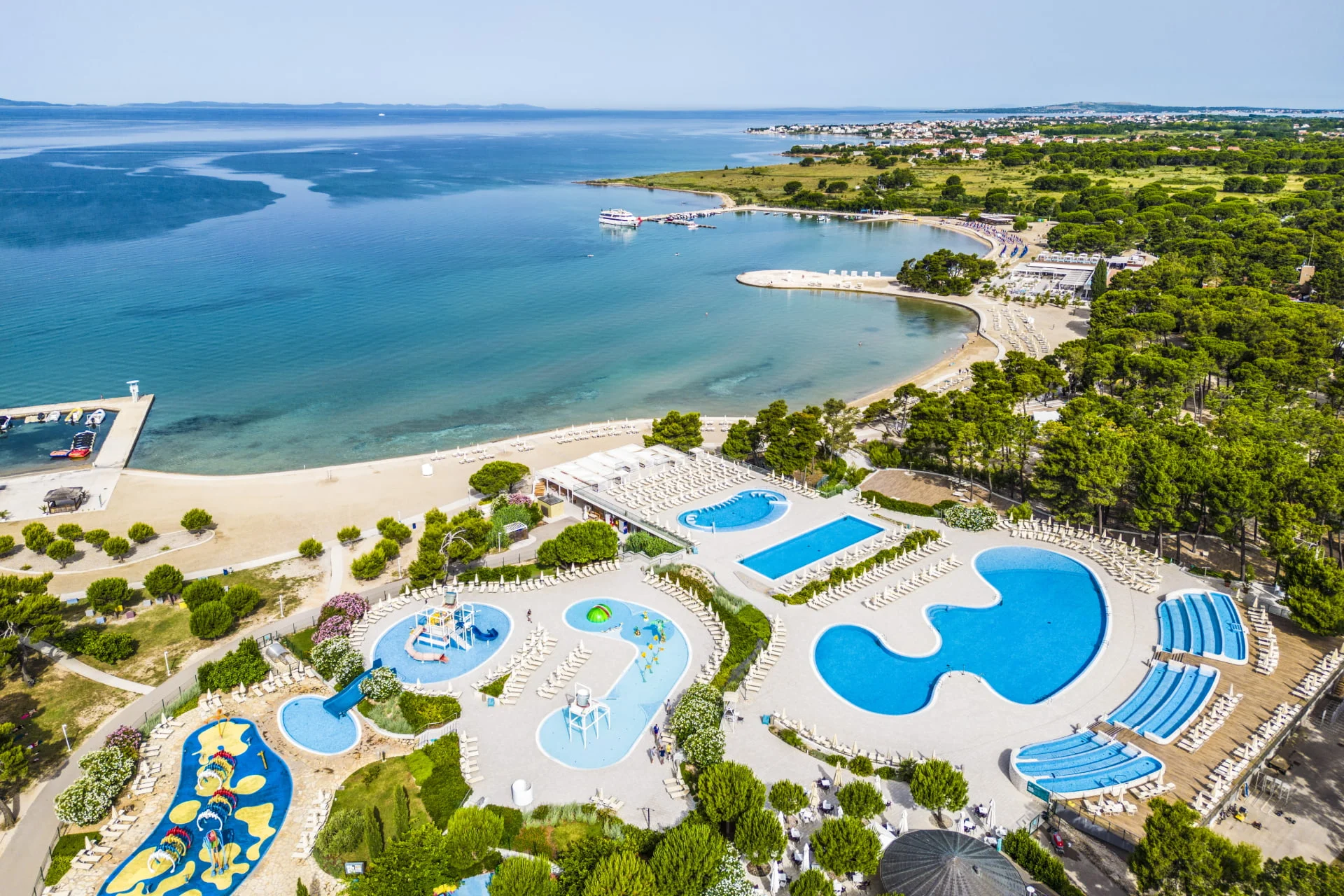 Resort v chorvatském Zatonu: mobilhome až pro 7 os., 400 m na pláž, bazény a zábava, možnost polopenze