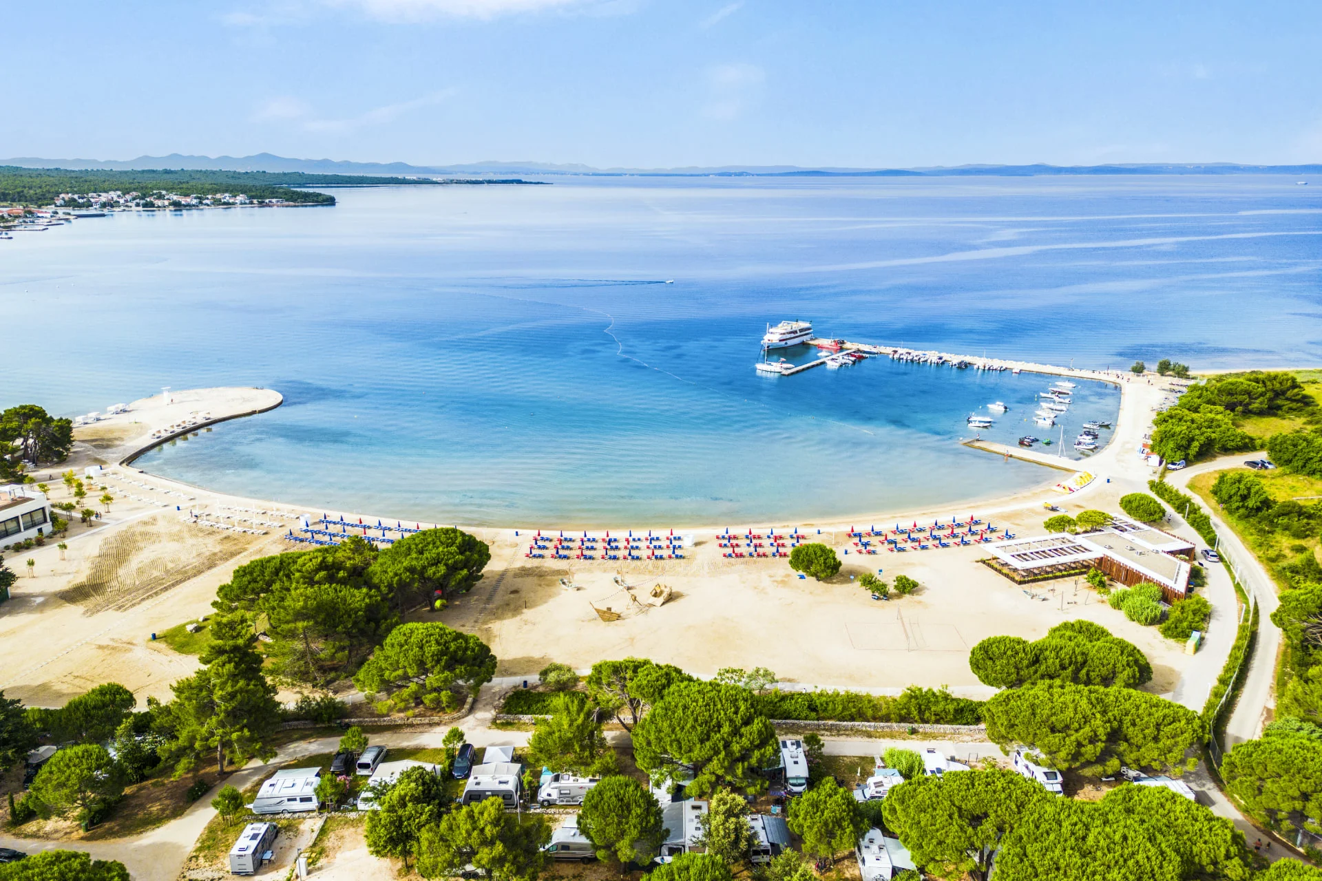 Resort v chorvatském Zatonu: mobilhome až pro 7 os., 400 m na pláž, bazény a zábava, možnost polopenze