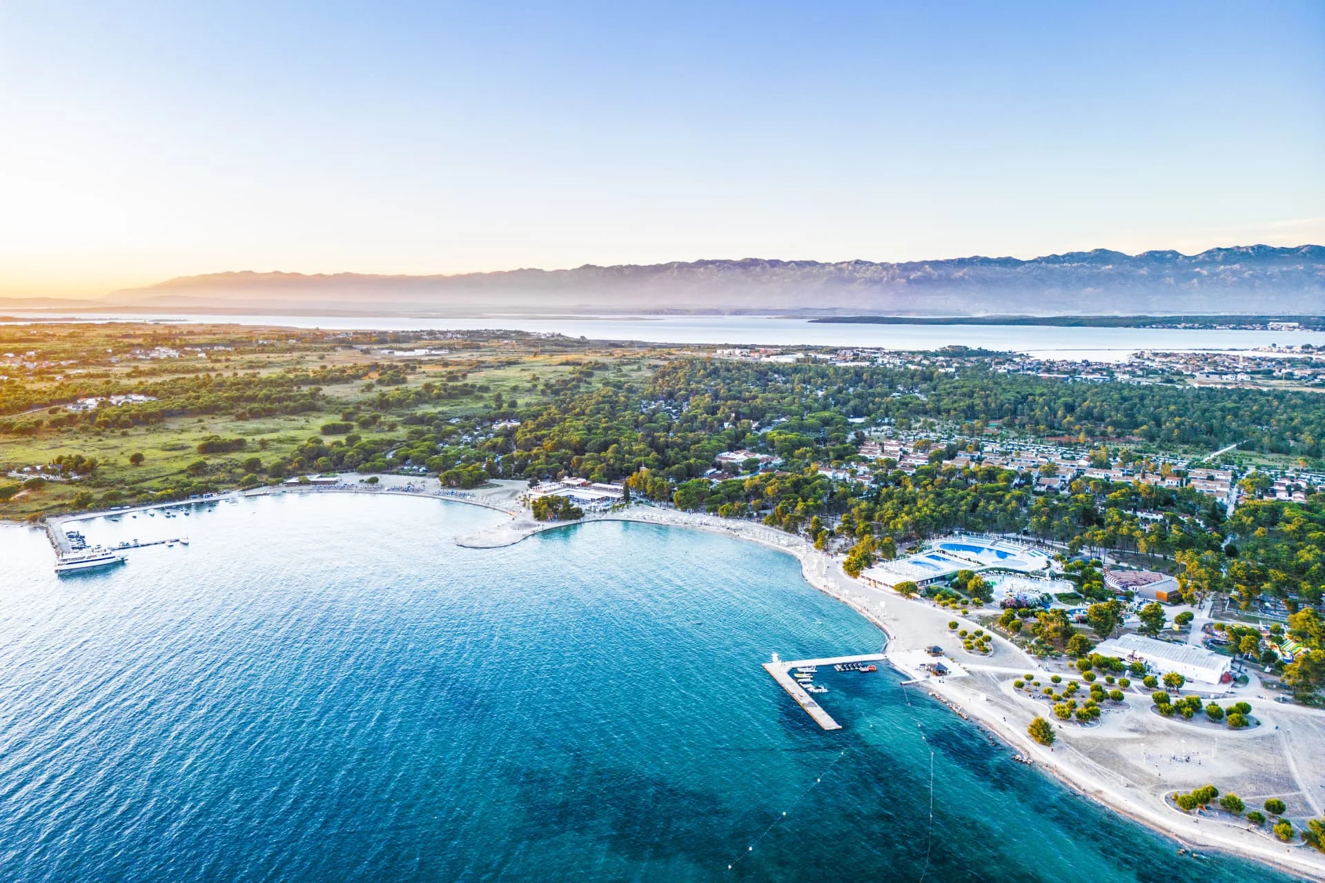 Resort v chorvatském Zatonu: mobilhome až pro 7 os., 400 m na pláž, bazény a zábava, možnost polopenze