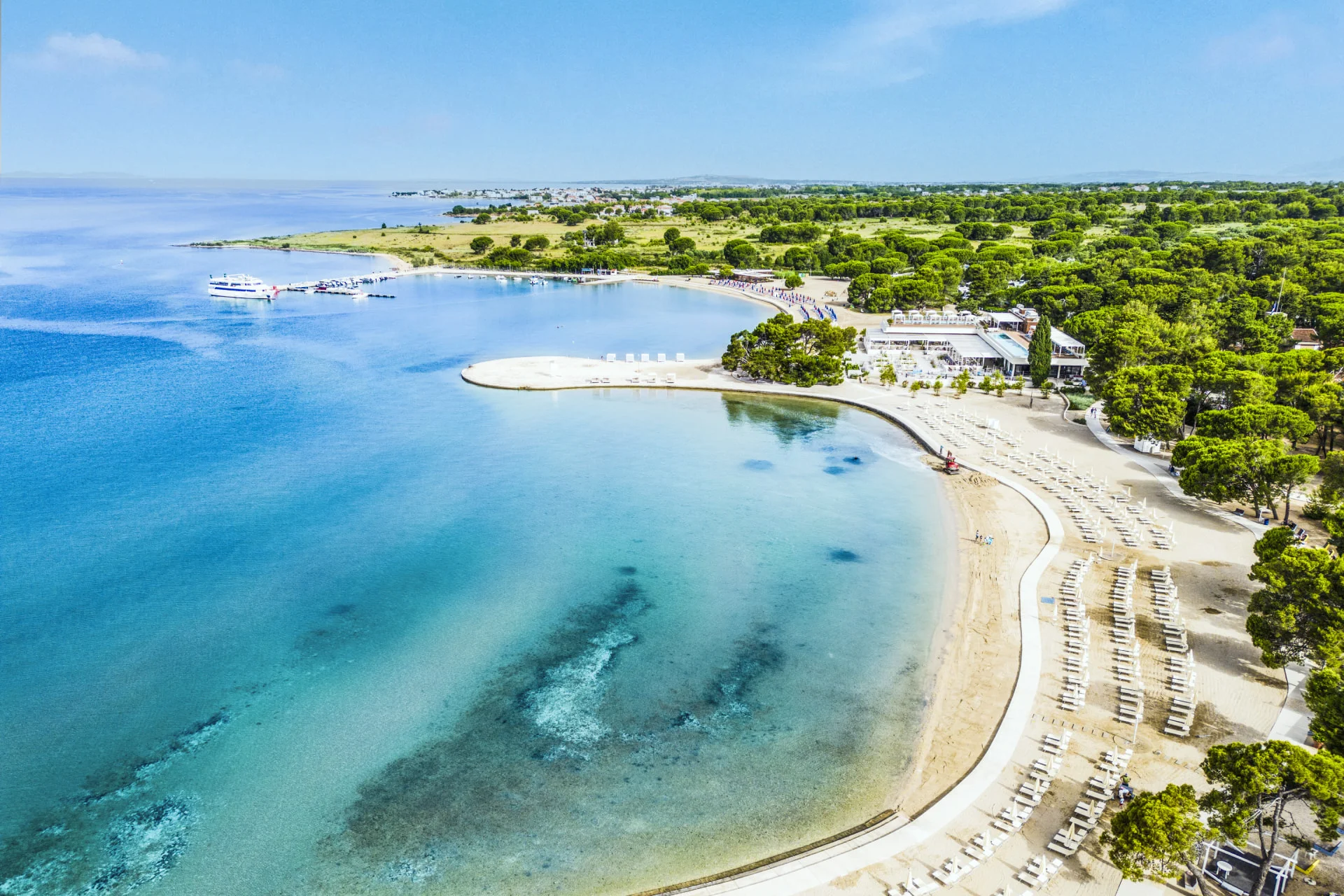 Resort v chorvatském Zatonu: mobilhome až pro 7 os., 400 m na pláž, bazény a zábava, možnost polopenze