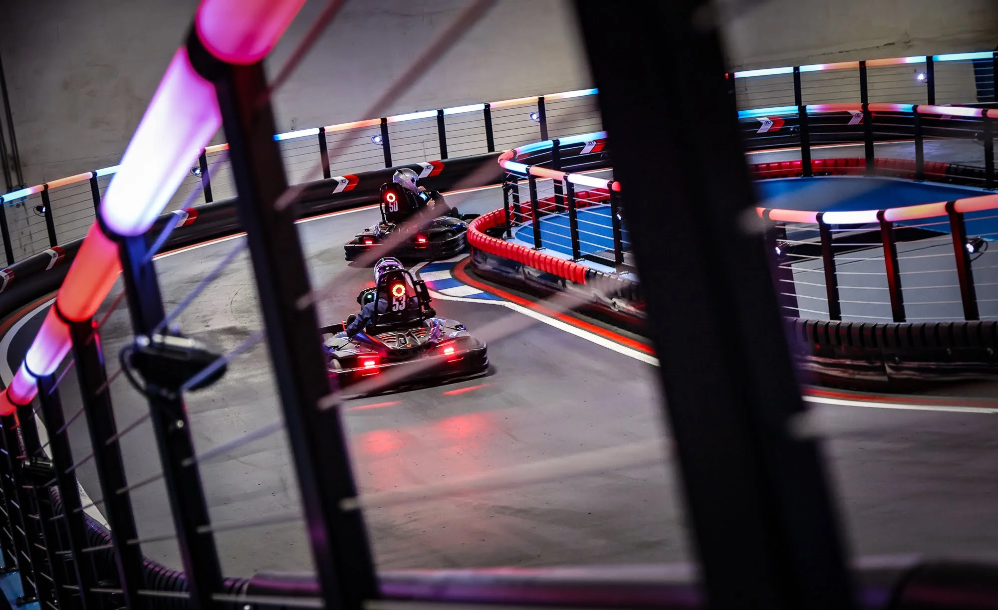 Game of Karts: závod plný akce, volant jako ve formuli a soupeř v zaměřovači