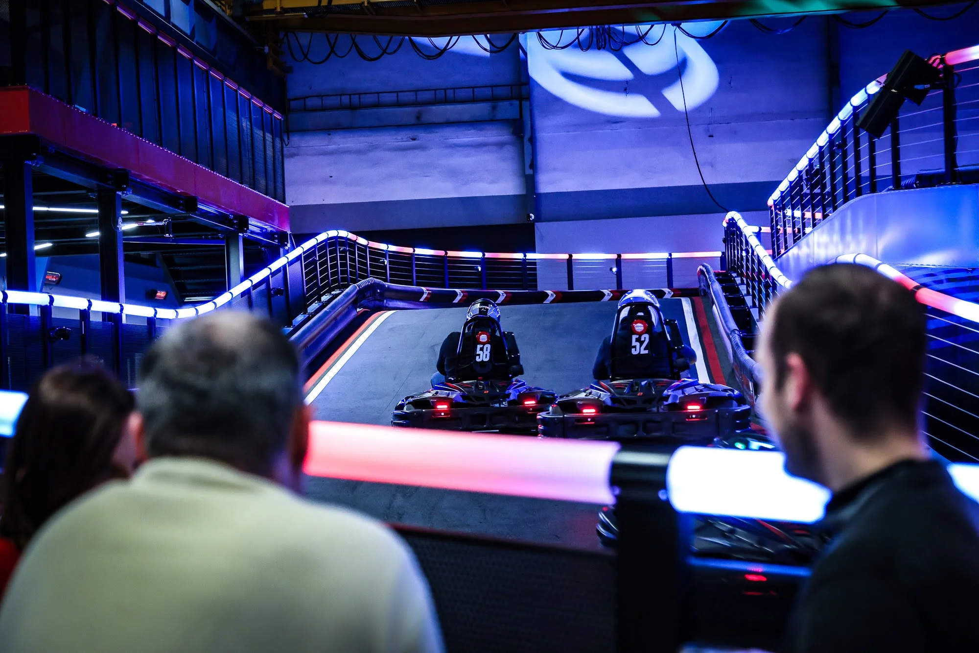 Game of Karts: závod plný akce, volant jako ve formuli a soupeř v zaměřovači