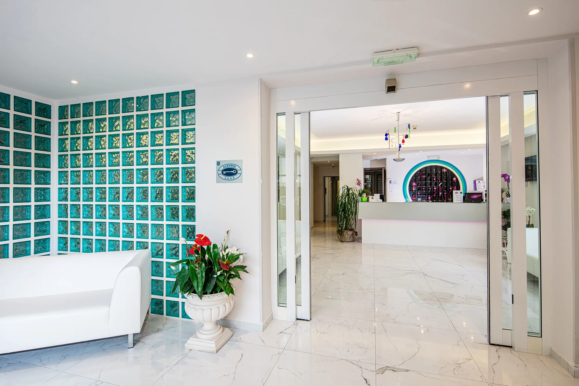 Lignano Sabbiadoro: 4* hotel u pláže se snídaní či polopenzí, bazén a vířivka