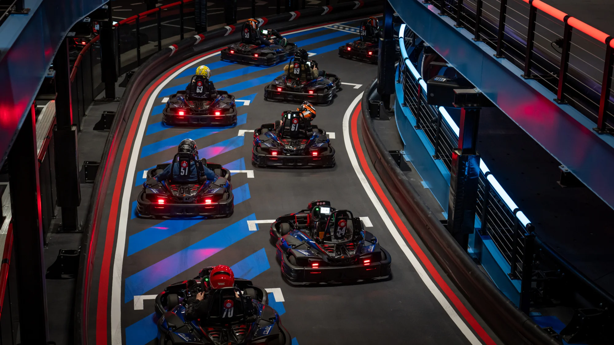 Game of Karts: závod plný akce, volant jako ve formuli a soupeř v zaměřovači