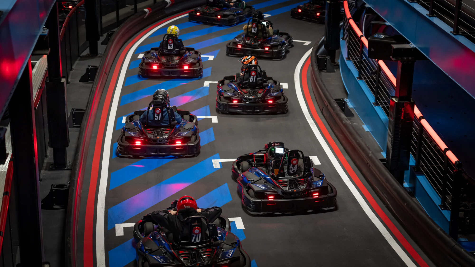 Game of Karts: závod plný akce, volant jako ve formuli a soupeř v zaměřovači
