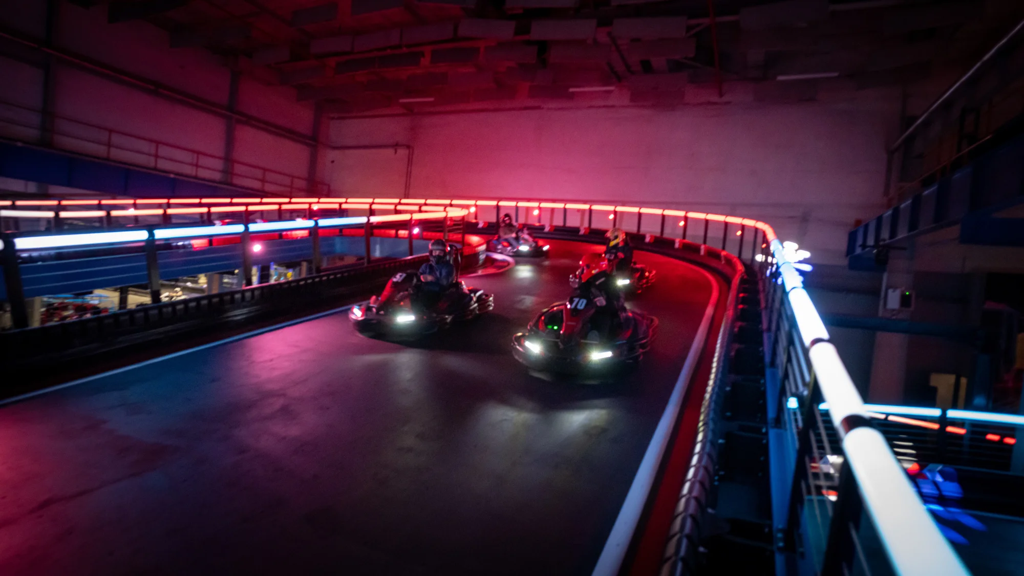 Game of Karts: závod plný akce, volant jako ve formuli a soupeř v zaměřovači