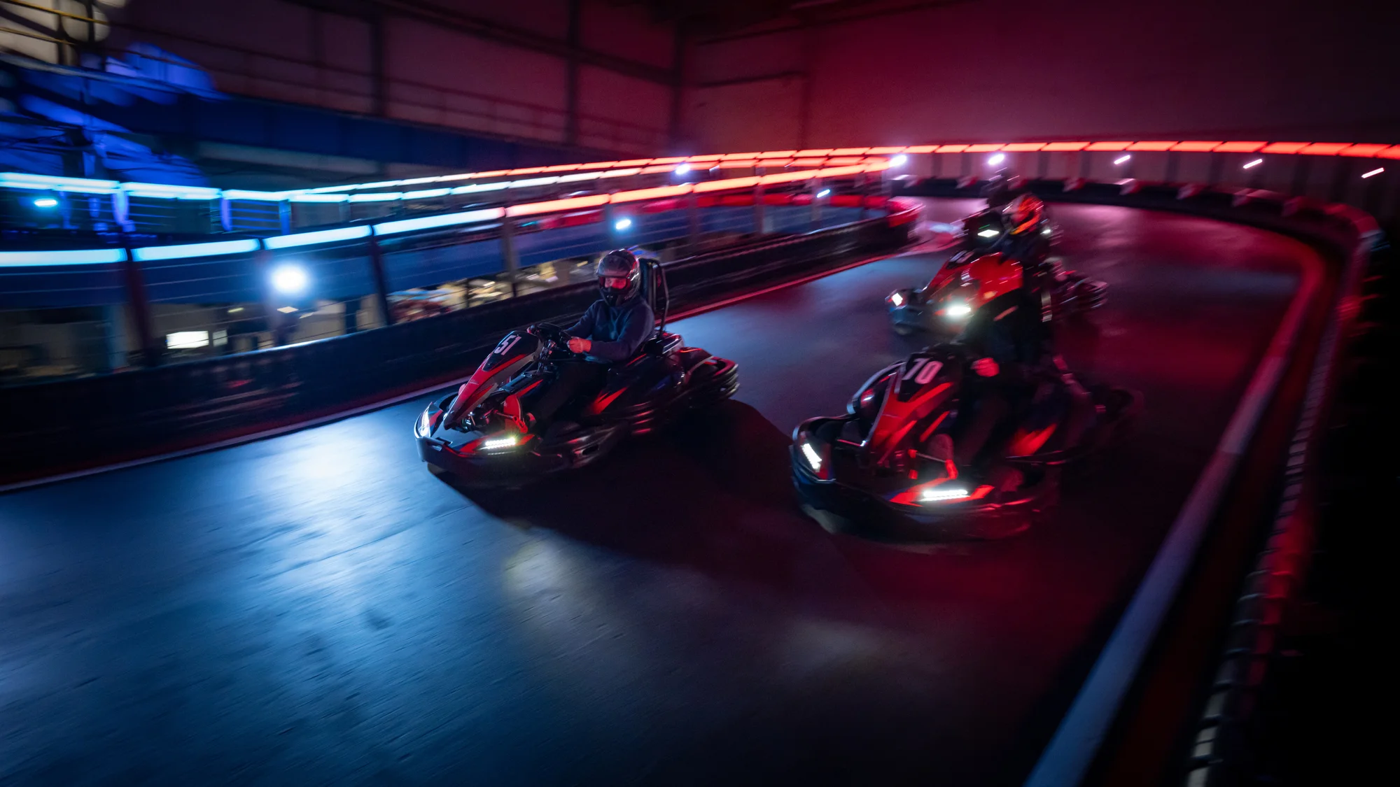 Game of Karts: závod plný akce, volant jako ve formuli a soupeř v zaměřovači