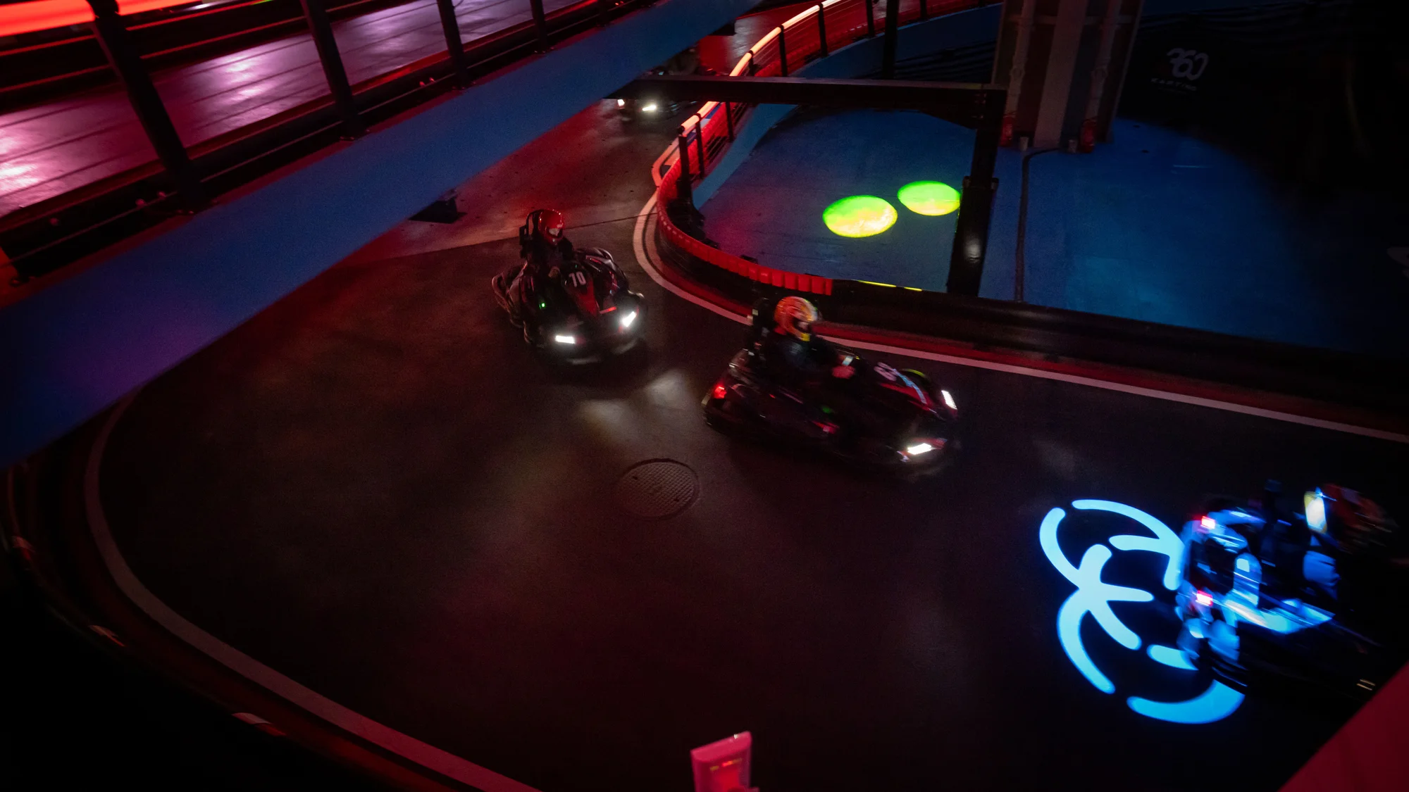 Game of Karts: závod plný akce, volant jako ve formuli a soupeř v zaměřovači
