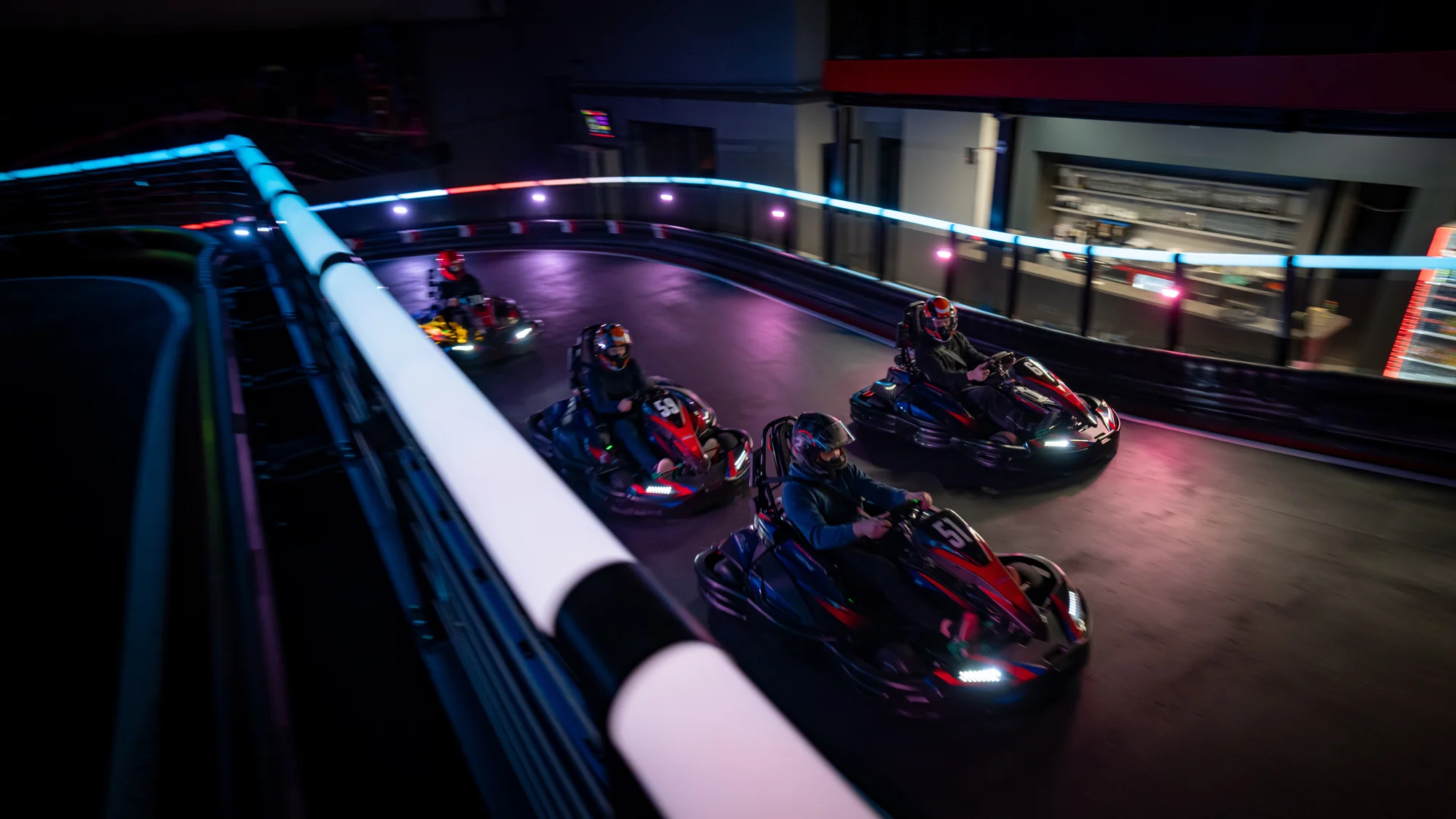 Game of Karts: závod plný akce, volant jako ve formuli a soupeř v zaměřovači