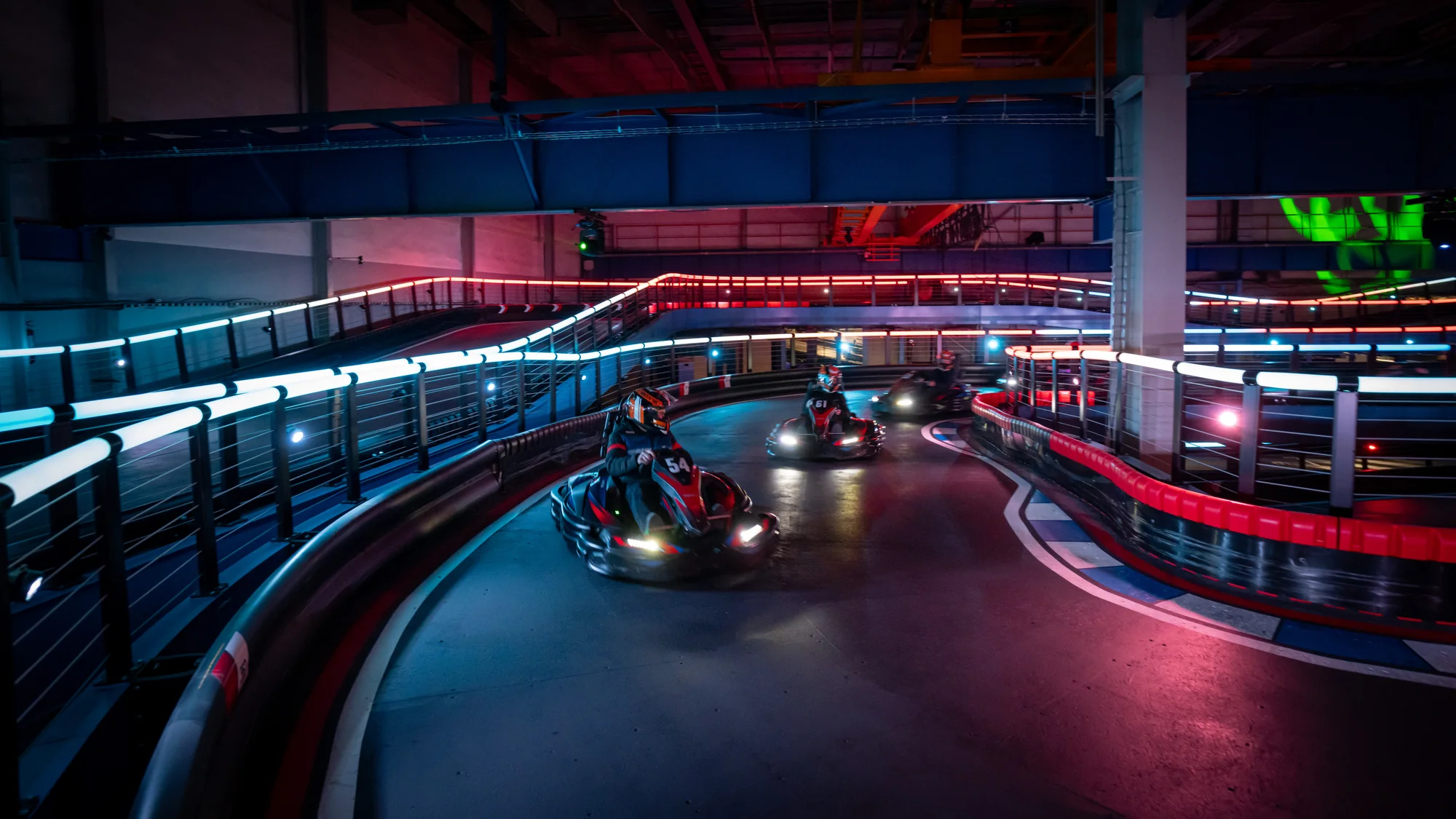 Game of Karts: závod plný akce, volant jako ve formuli a soupeř v zaměřovači