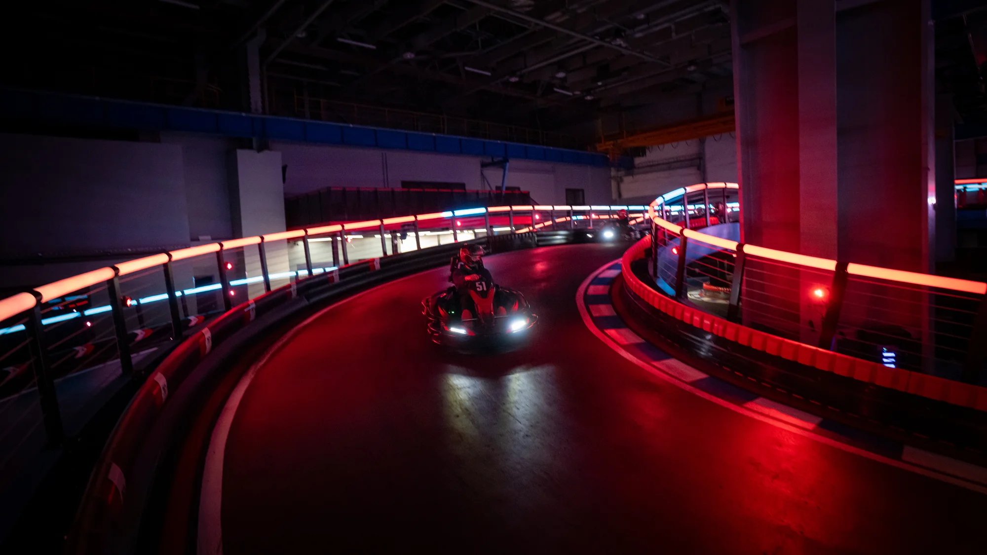 Game of Karts: závod plný akce, volant jako ve formuli a soupeř v zaměřovači