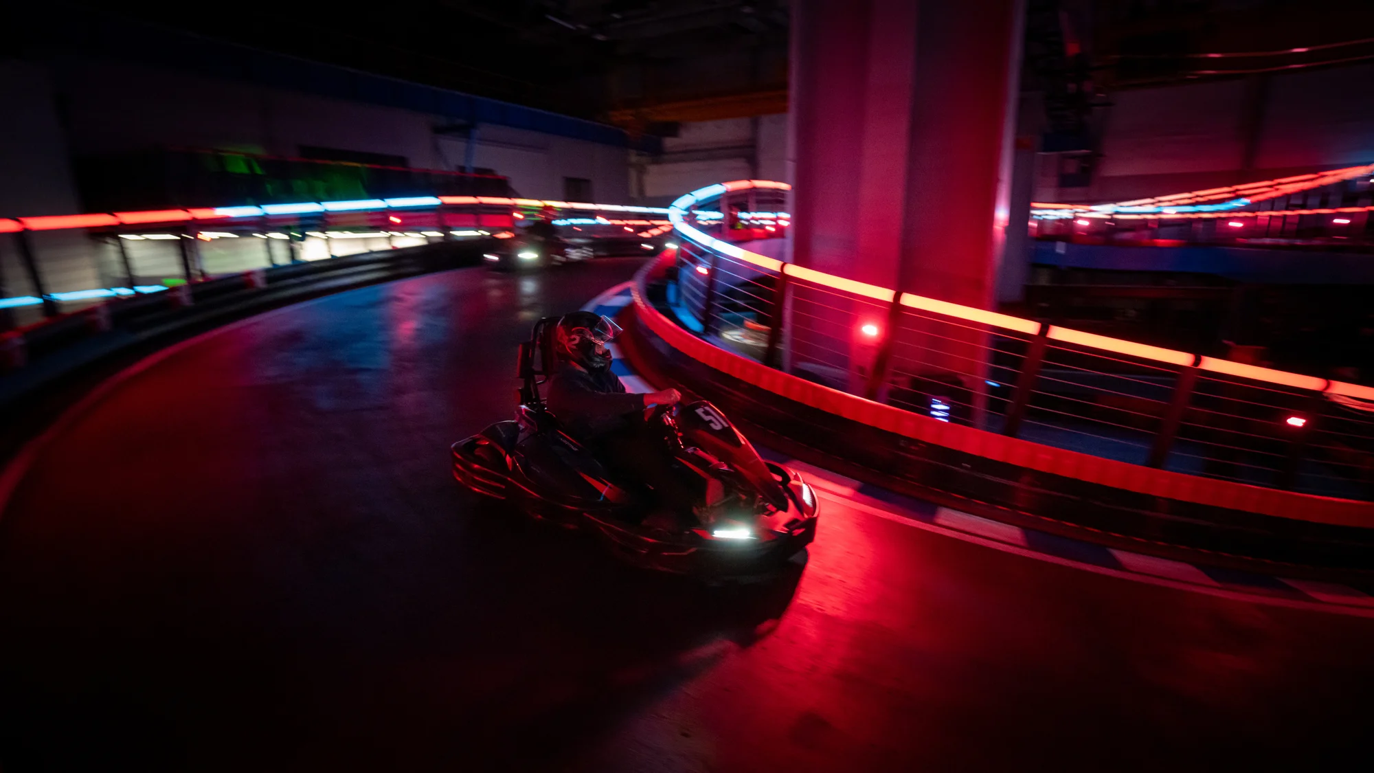 Game of Karts: závod plný akce, volant jako ve formuli a soupeř v zaměřovači