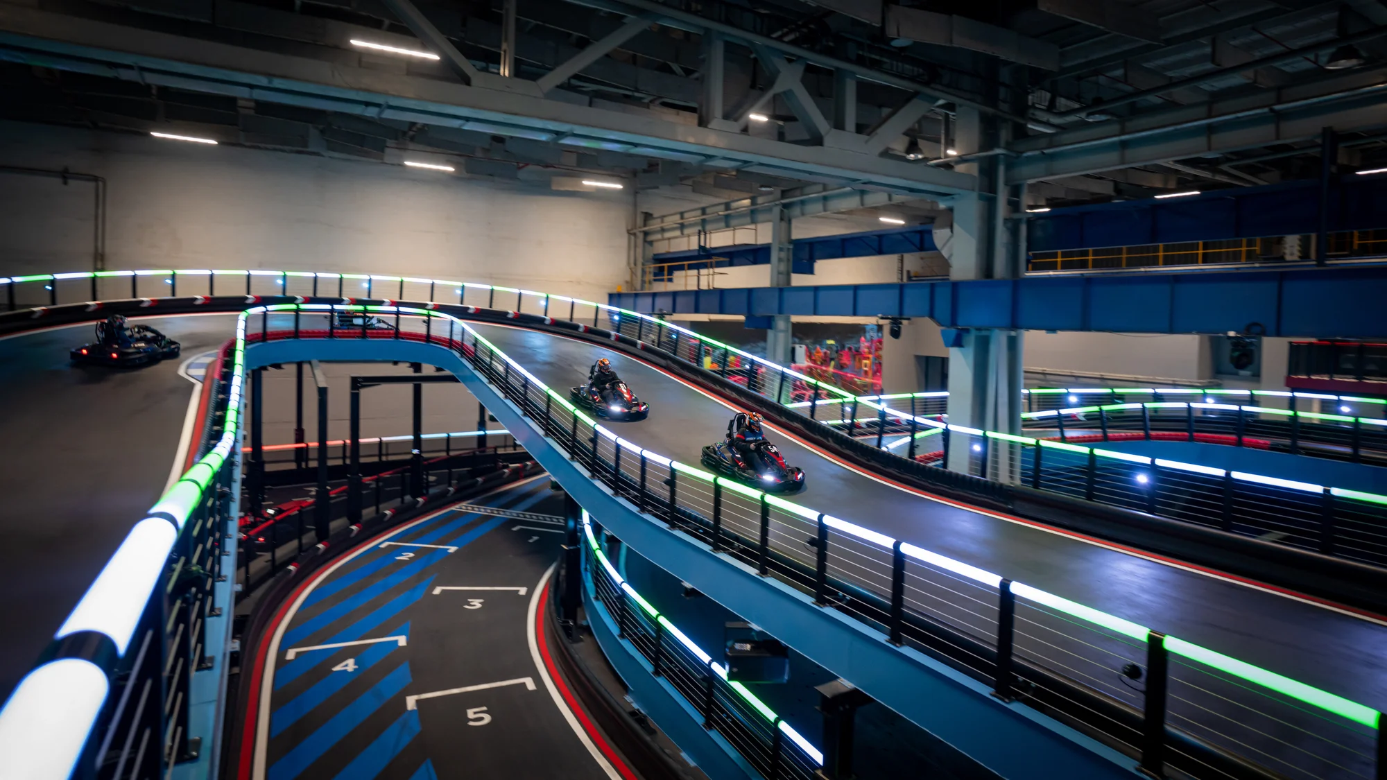 Game of Karts: závod plný akce, volant jako ve formuli a soupeř v zaměřovači