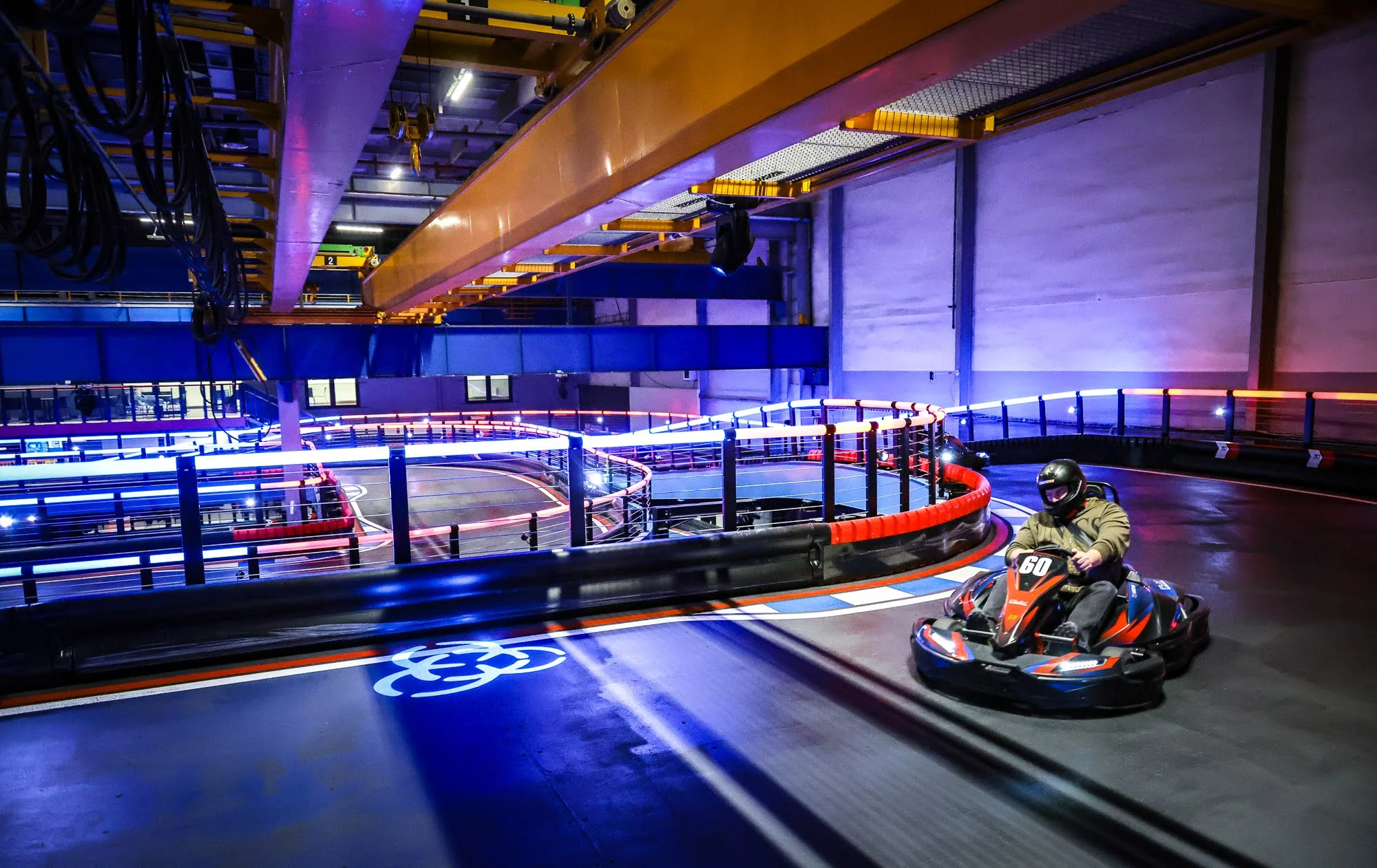 Game of Karts: závod plný akce, volant jako ve formuli a soupeř v zaměřovači