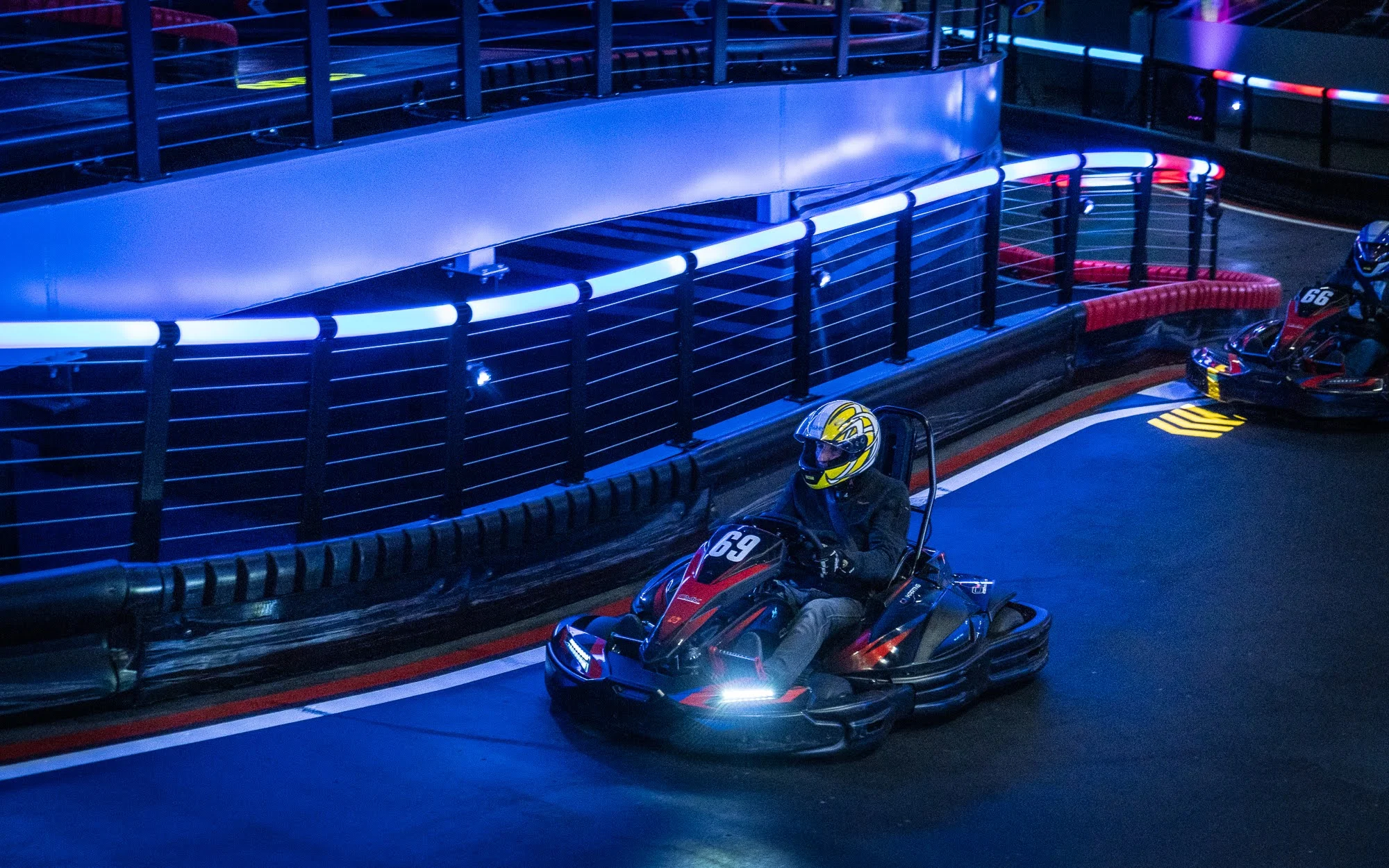 Game of Karts: závod plný akce, volant jako ve formuli a soupeř v zaměřovači