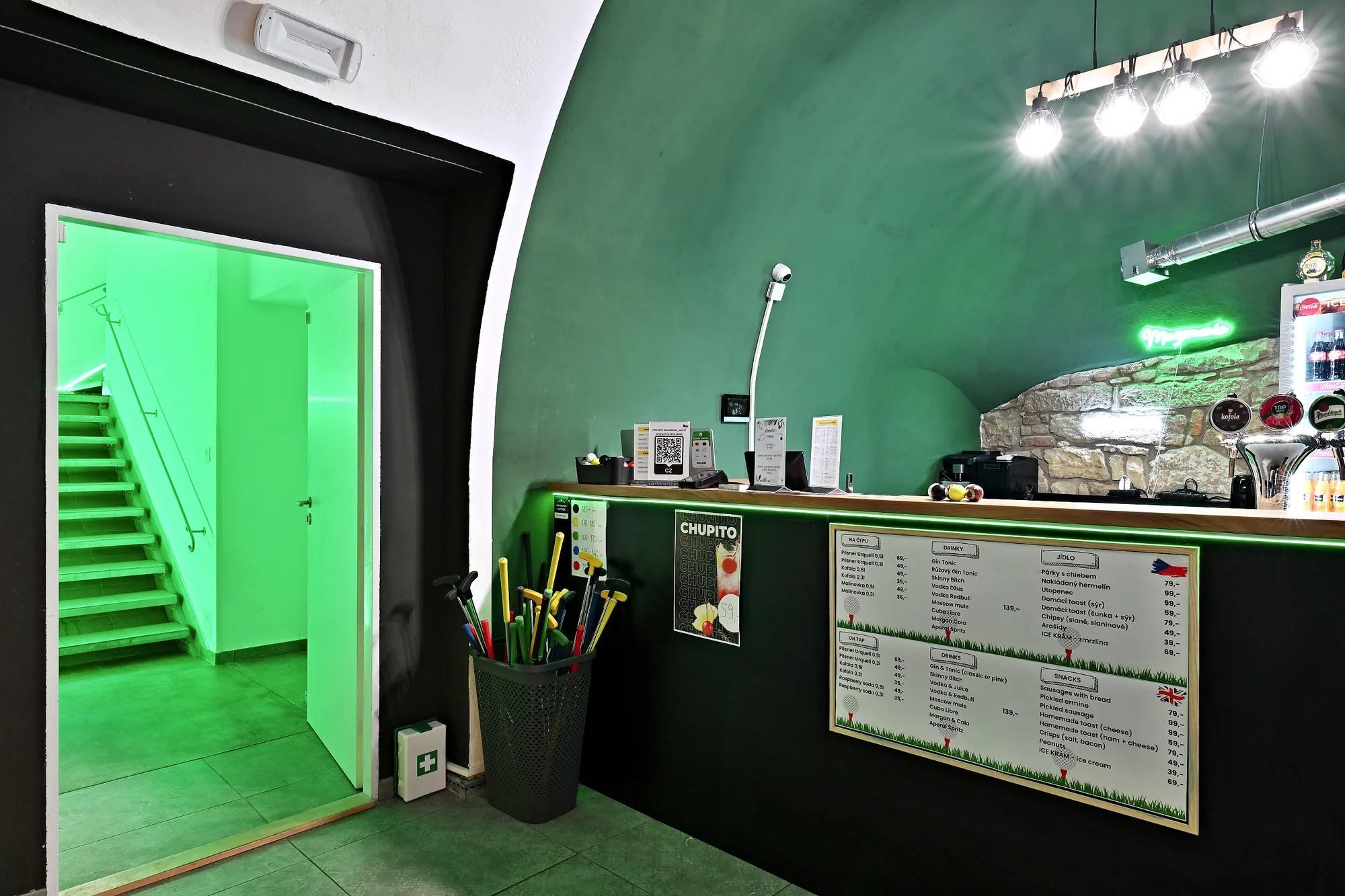 Indoor minigolf na Andělu: 18 jamek a neomezené hraní pro děti i dospělé